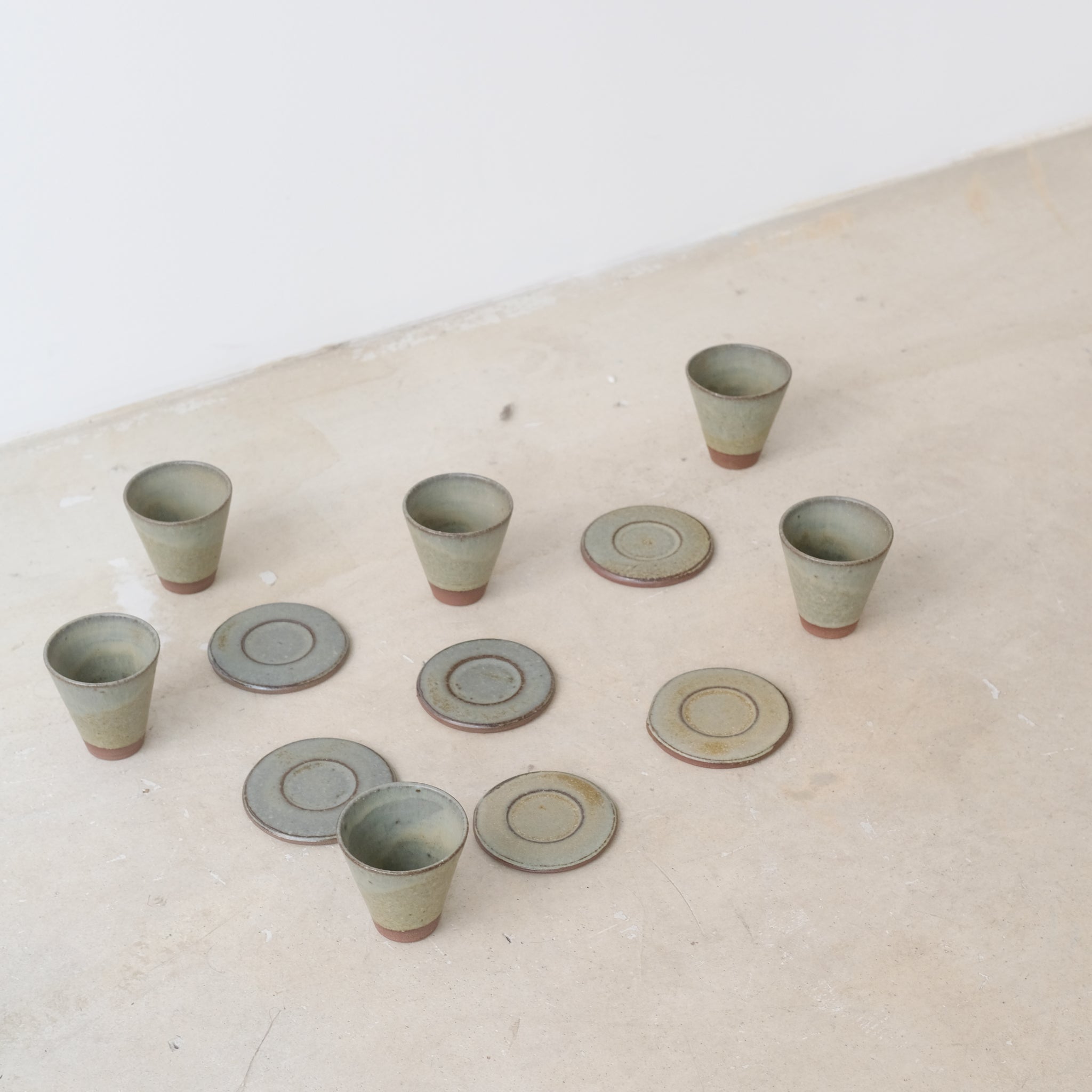 Set soucoupe et tasse en grès rouge recolté kaki de Louise Traon pour Brutal Ceramics