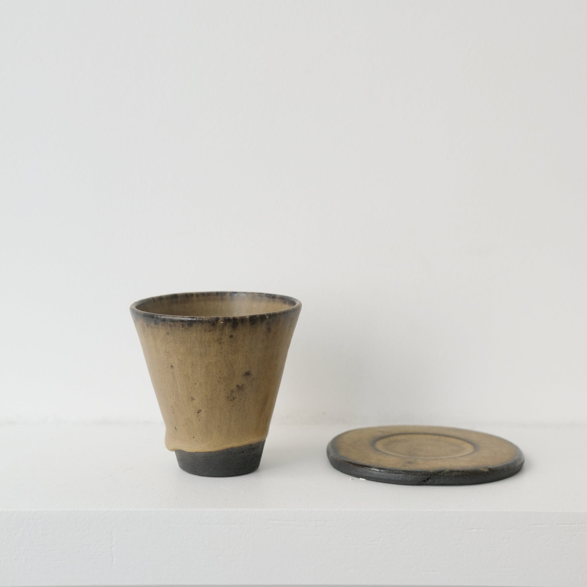 Set soucoupe et tasse en grès noir chocolaat de Louise Traon