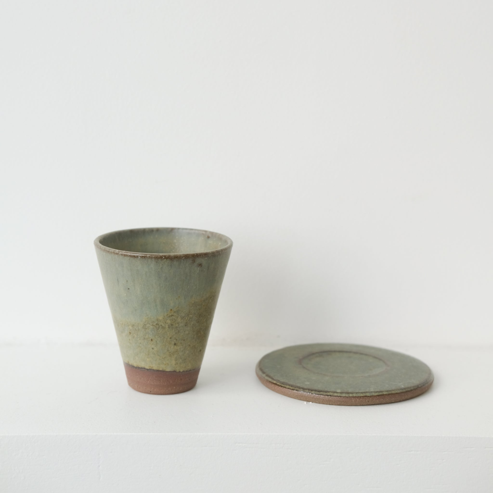 Set soucoupe et tasse en grès rouge recolté kaki de Louise Traon pour Brutal Ceramics