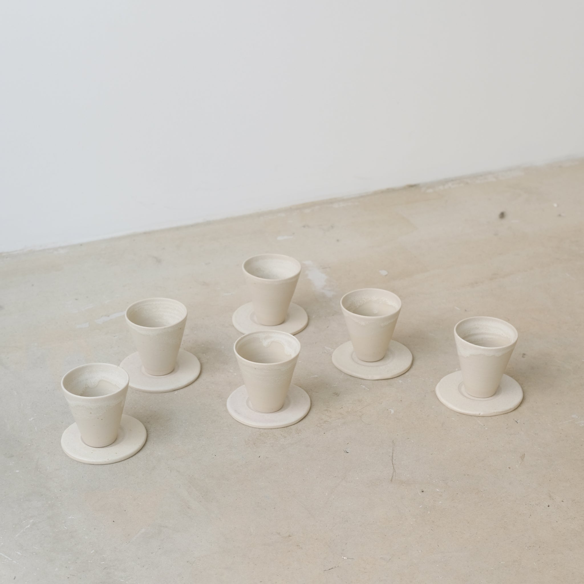 Set soucoupe et tasse blanc cassé de Louise Traon pour Brutal Ceramics