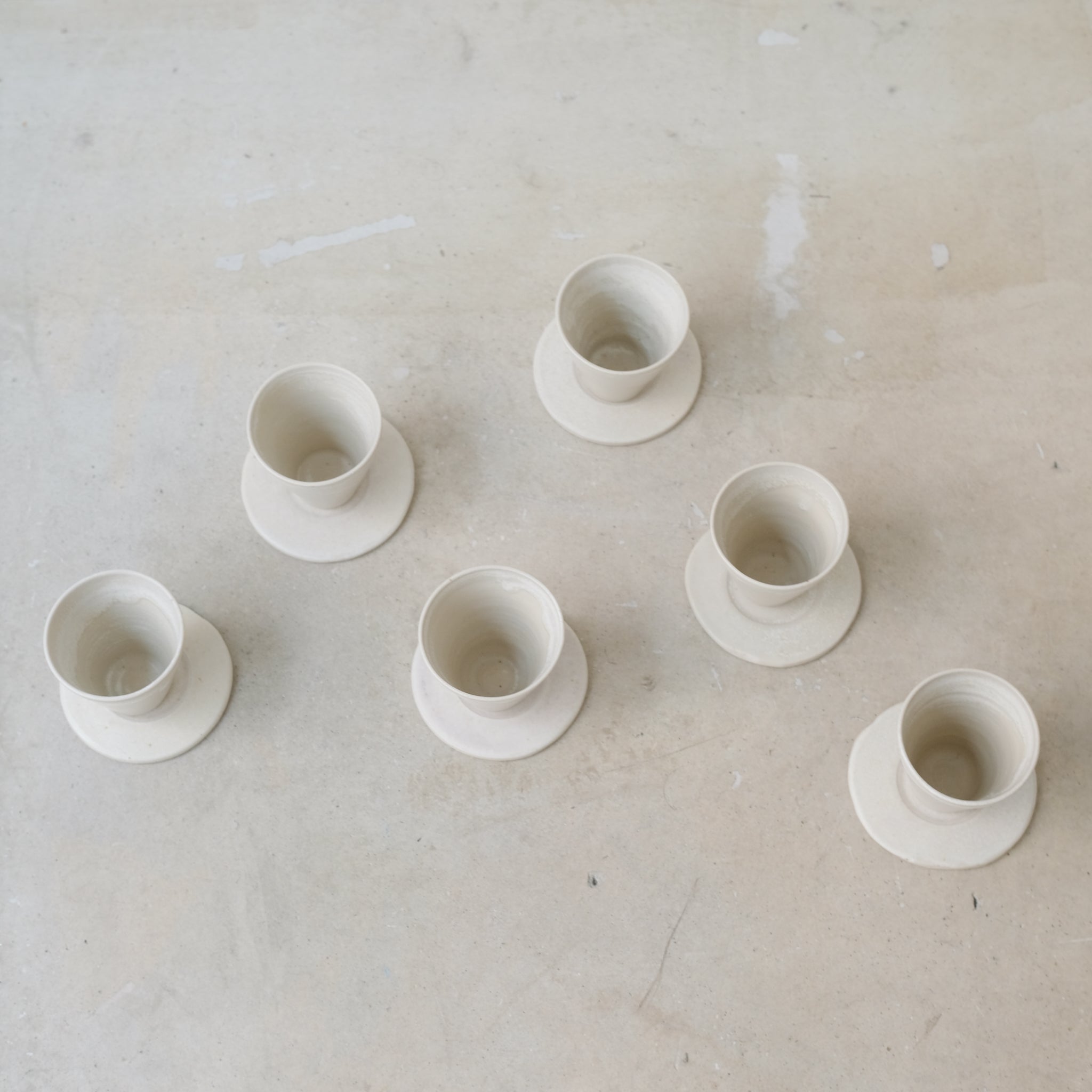 Set soucoupe et tasse blanc cassé de Louise Traon pour Brutal Ceramics