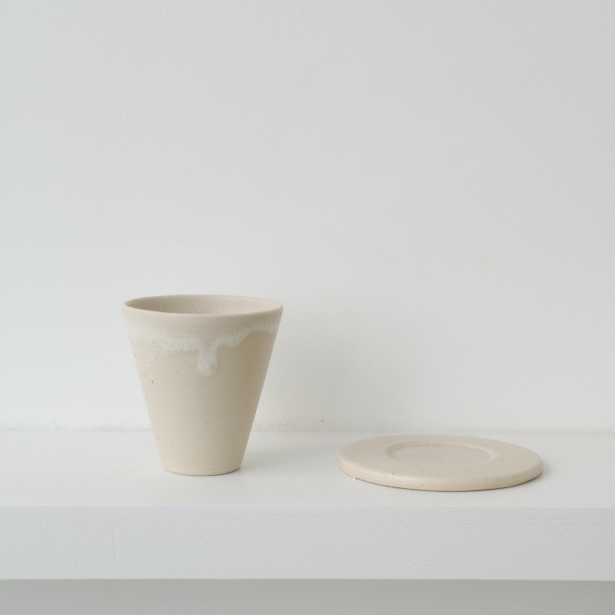 Set soucoupe et tasse blanc cassé de Louise Traon pour Brutal Ceramics