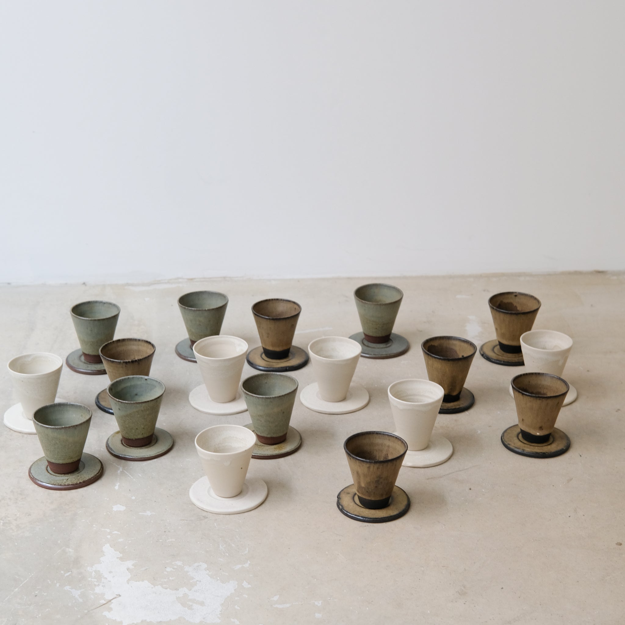 Set soucoupe et tasse blanc cassé de Louise Traon pour Brutal Ceramics
