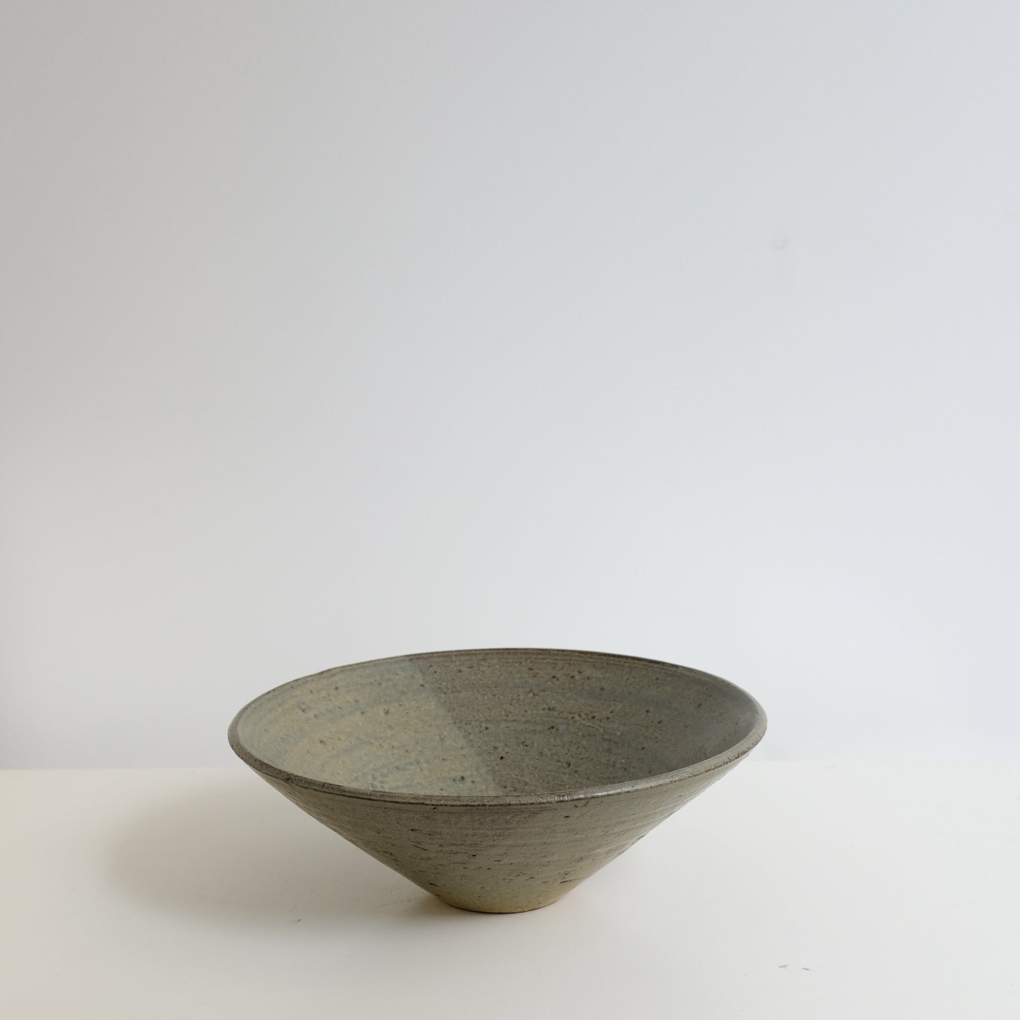 Saladier en grès rouge recolté, kaki par Louise Traon pour Brutal Ceramics