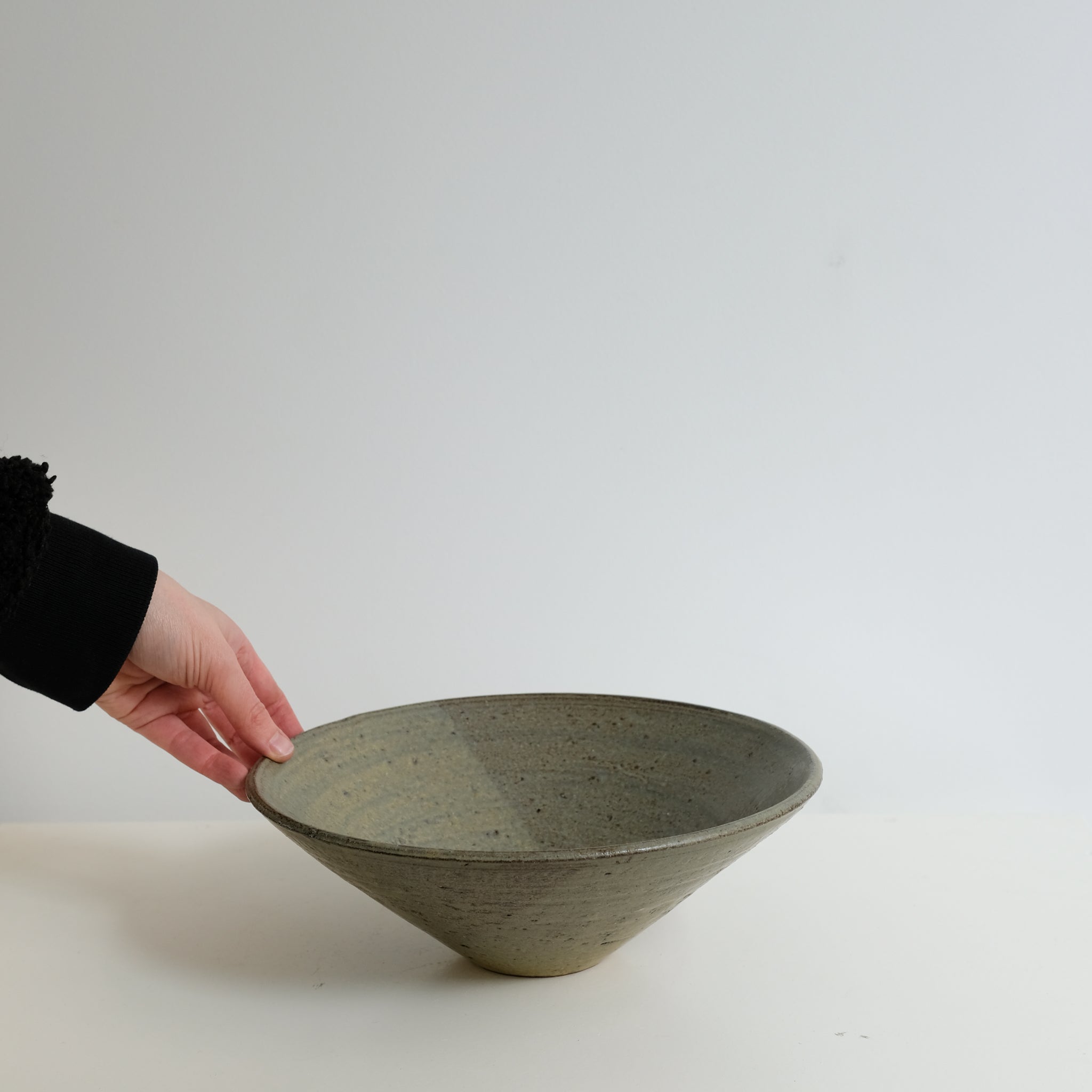 Saladier en grès rouge recolté, kaki par Louise Traon pour Brutal Ceramics