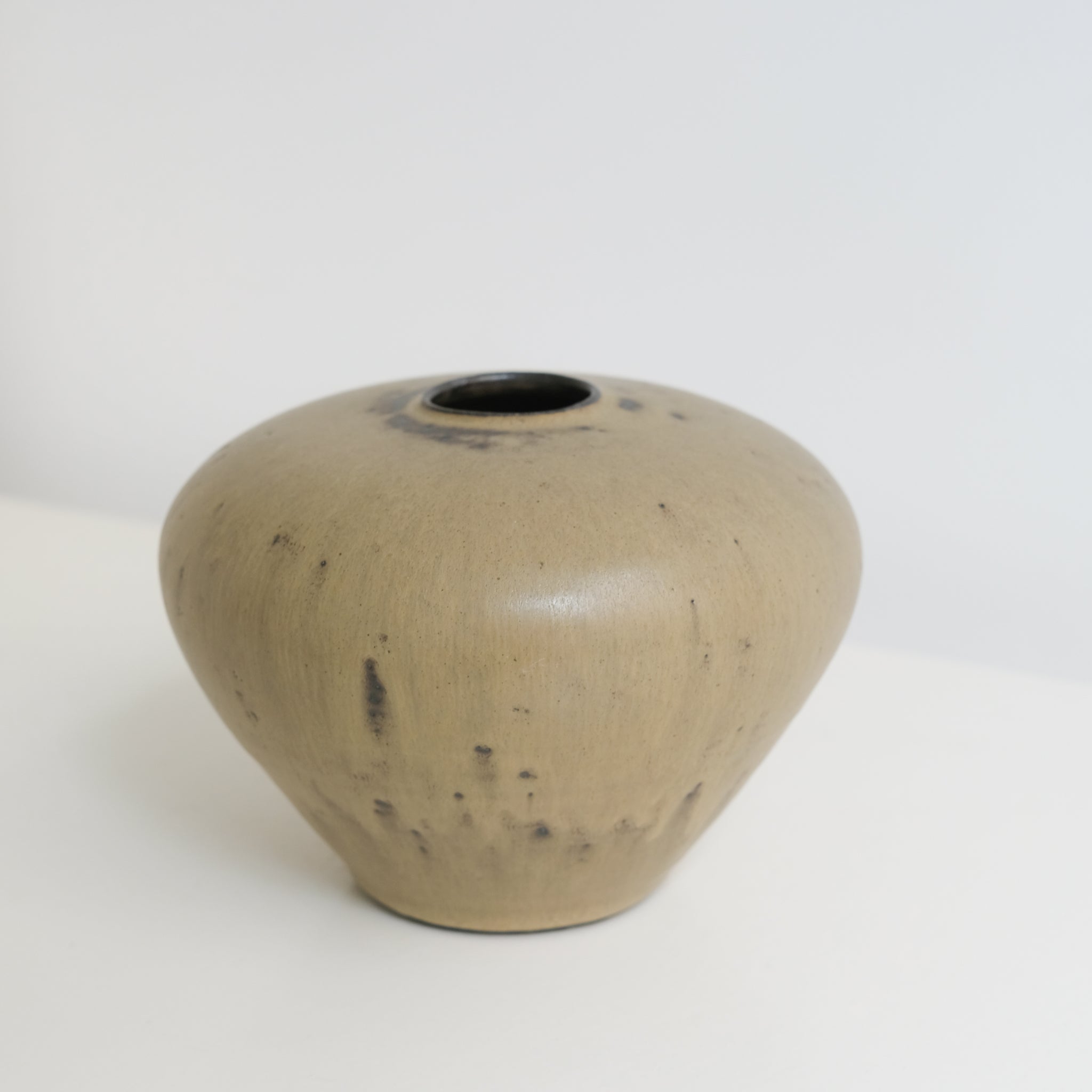 Vase en grès noir H12cm-  chocolat de Louise Traon chez Brutal Ceramics