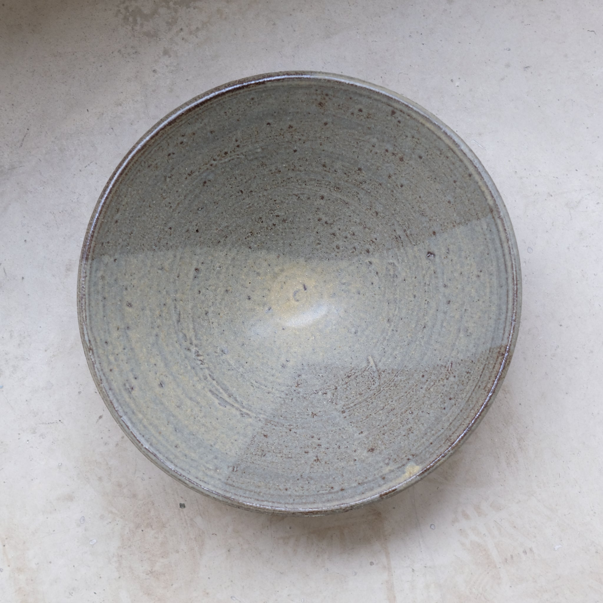 Saladier en grès rouge recolté, kaki par Louise Traon pour Brutal Ceramics