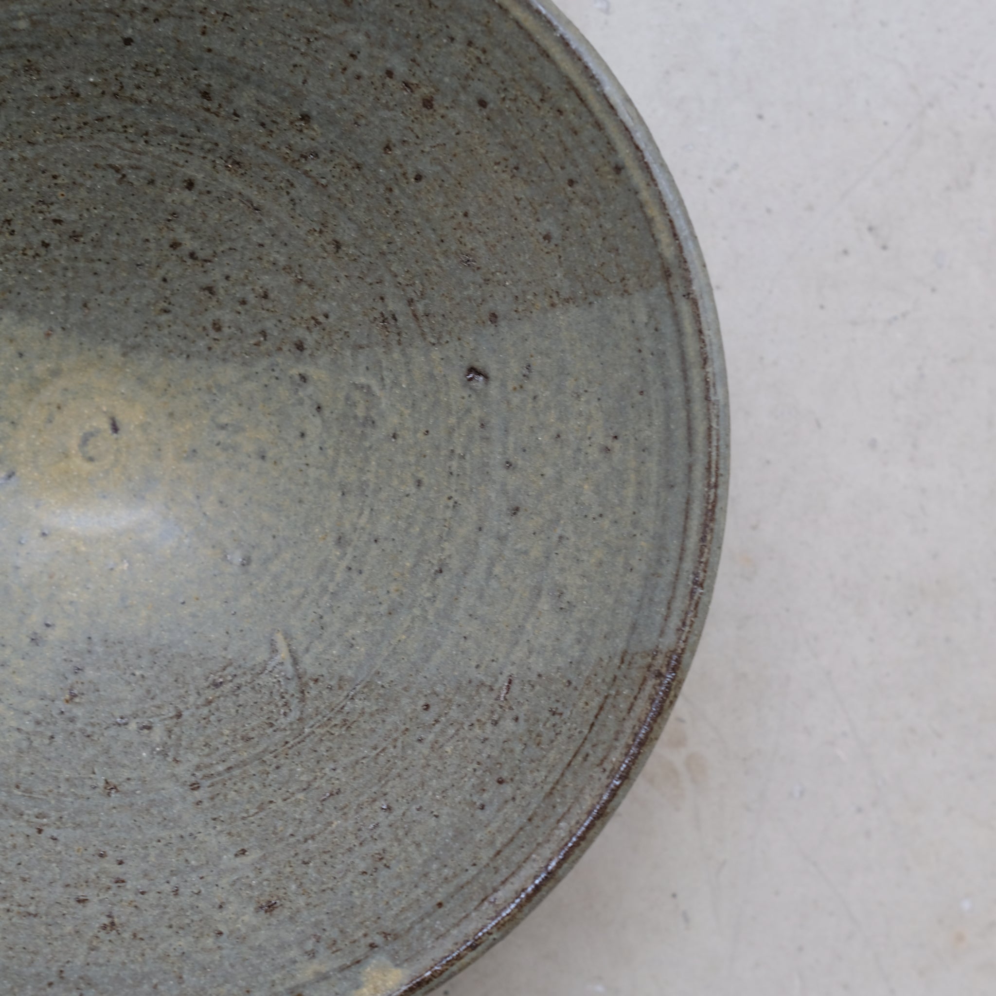 Saladier en grès rouge recolté, kaki par Louise Traon pour Brutal Ceramics