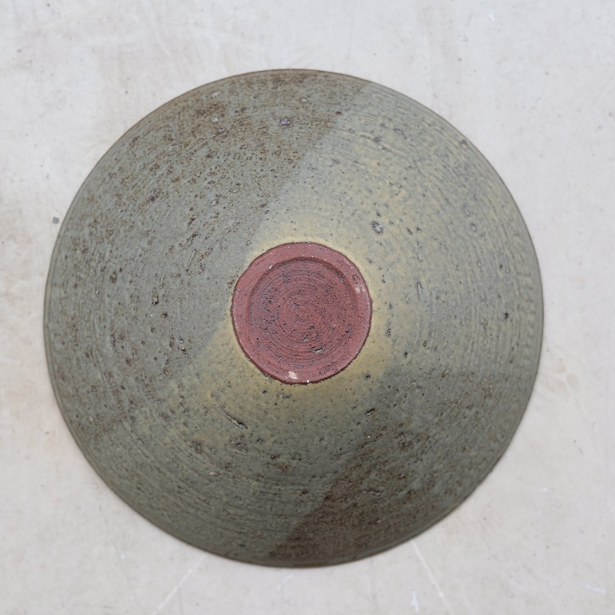 Saladier en grès rouge recolté, kaki par Louise Traon pour Brutal Ceramics