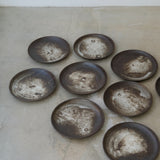 Assiette grès noir D23cm de Michael Buckley chez Brutal Ceramics