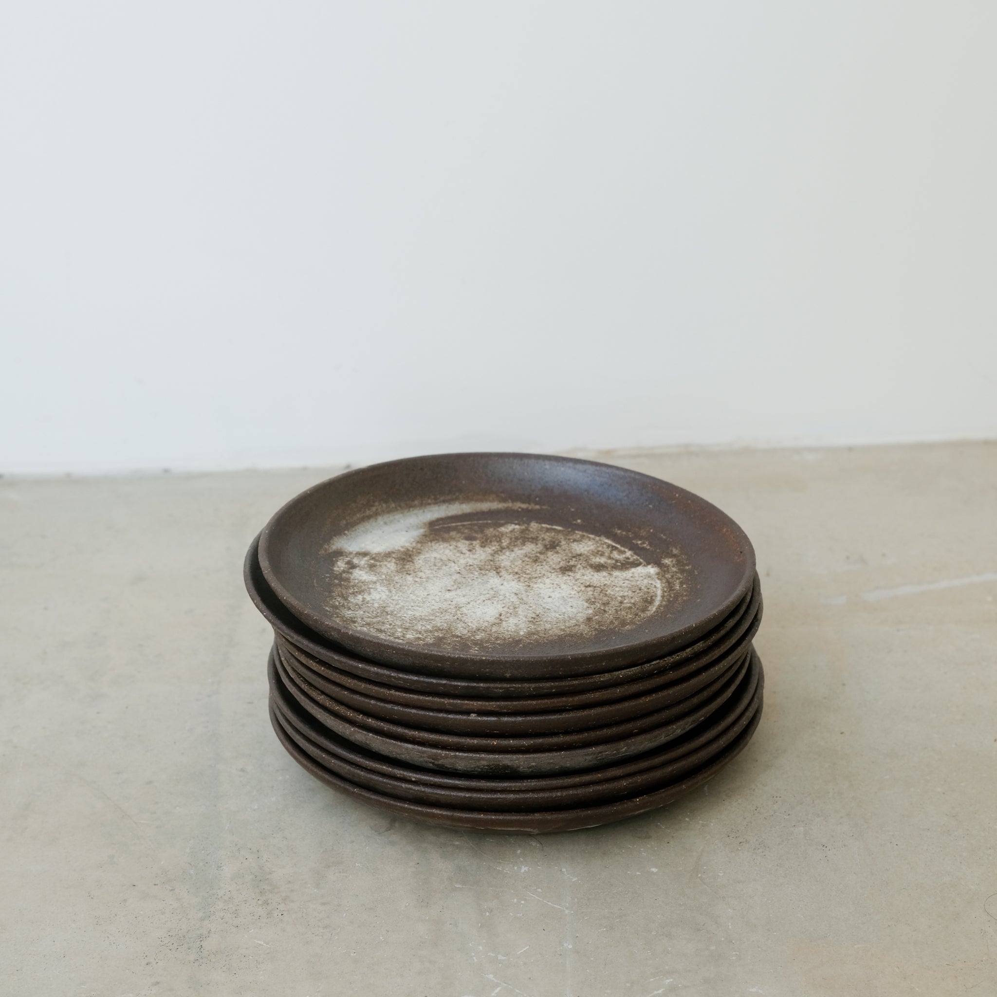 Assiette grès noir D23cm de Michael Buckley chez Brutal Ceramics