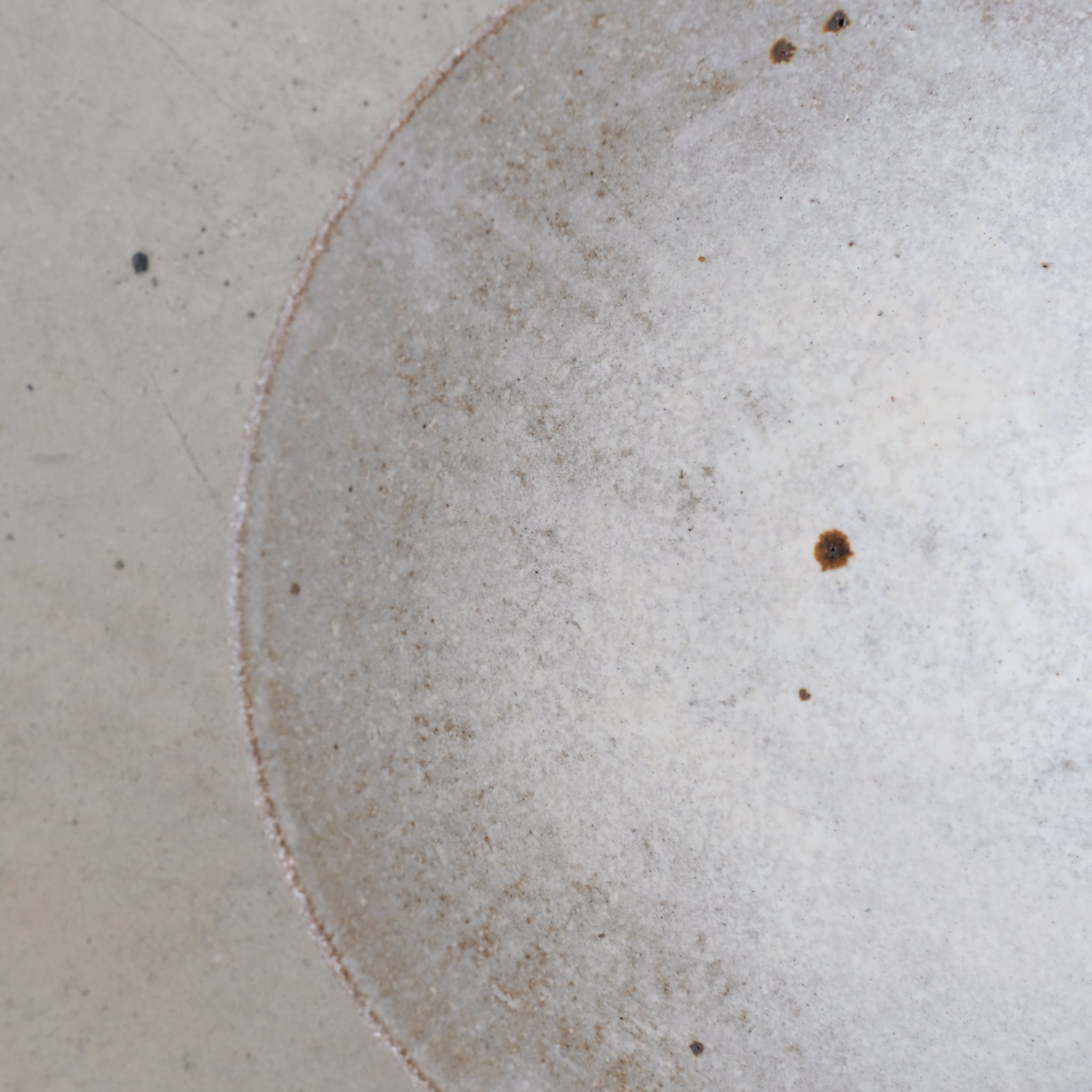 Bol évasé en grès D20,5cm - beige satinée de Michael Buckley chez Brutal Ceramics