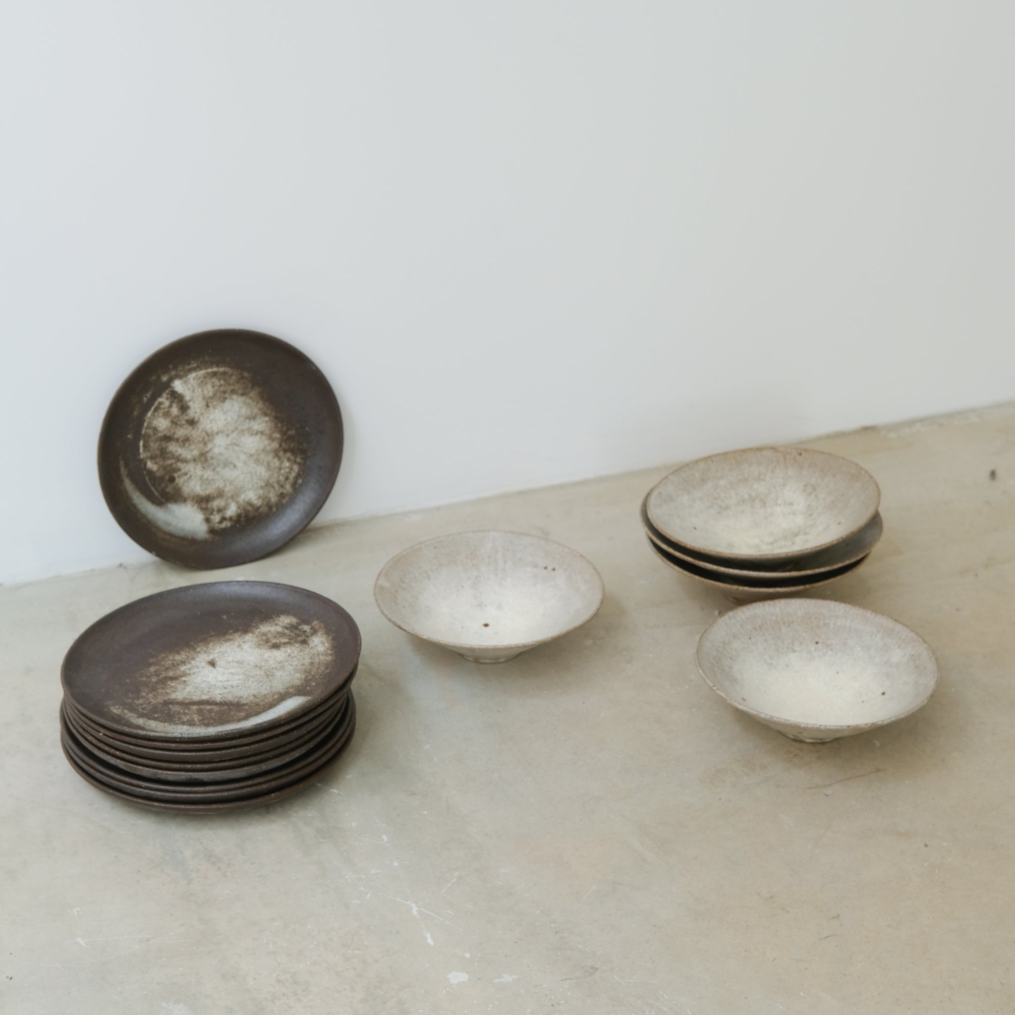 Assiette grès noir D23cm de Michael Buckley chez Brutal Ceramics