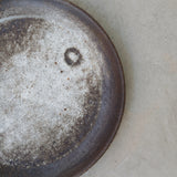 Assiette grès noir D23cm de Michael Buckley chez Brutal Ceramics