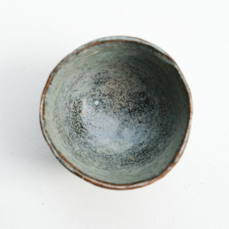 Tasse en grès recolté 90ml - bleu de Nathalie Reocreux chez Brutal Ceramics