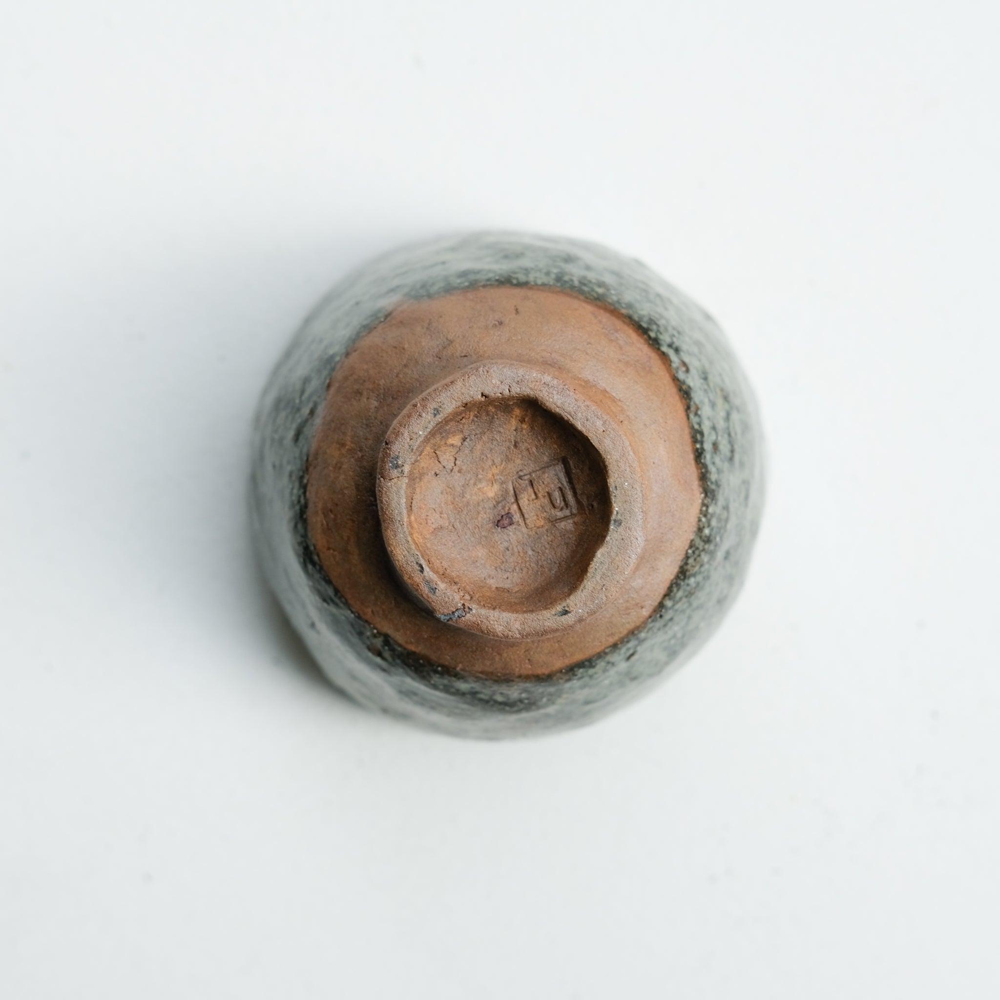 Tasse en grès recolté 90ml - bleu de Nathalie Reocreux chez Brutal Ceramics