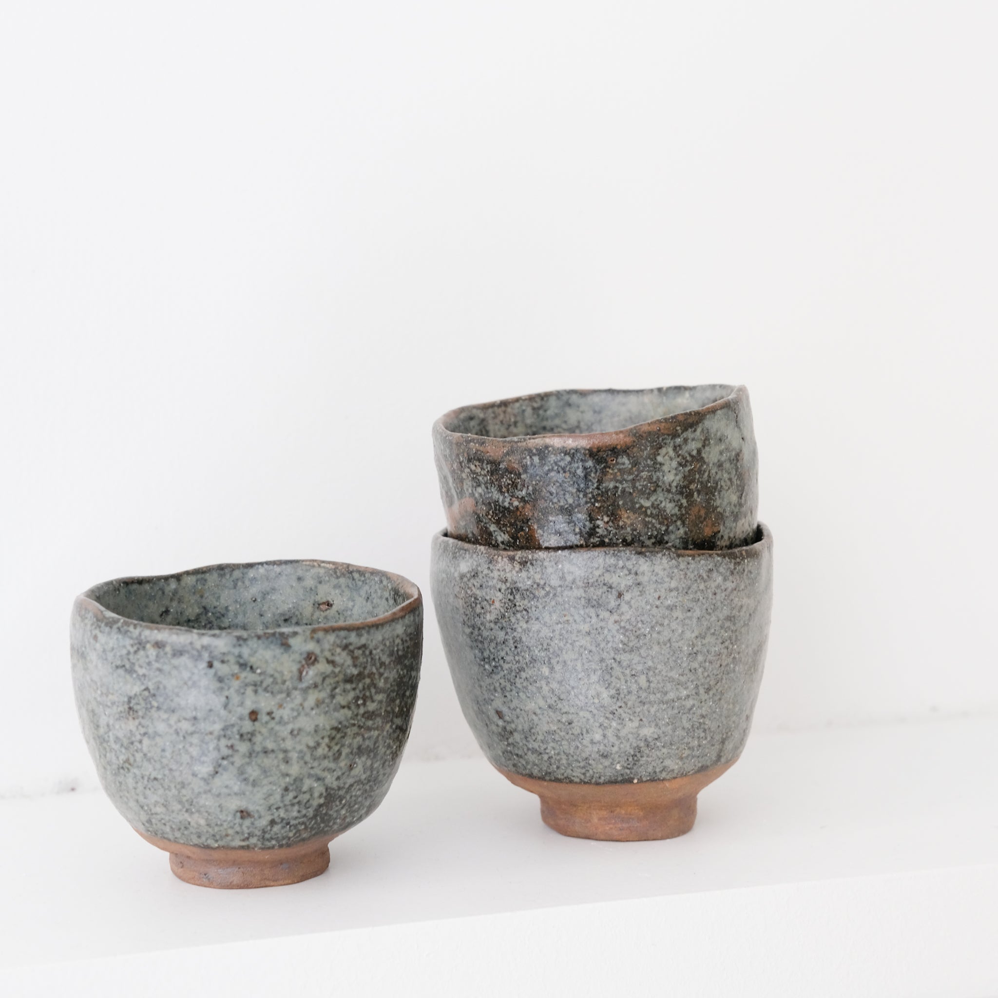 Tasse en grès recolté 90ml - bleu de Nathalie Reocreux chez Brutal Ceramics