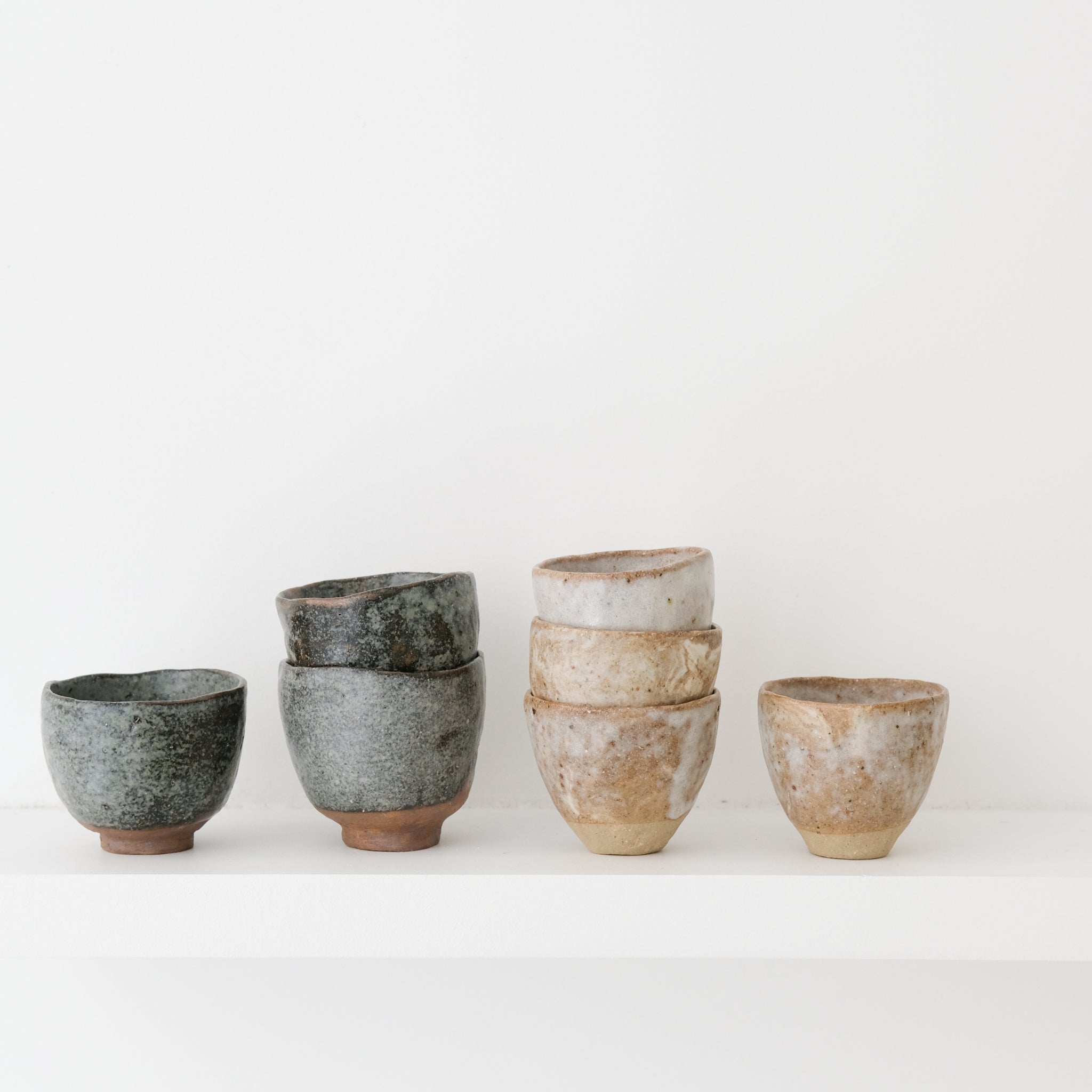 Tasse en grès recolté 90ml - bleu de Nathalie Reocreux chez Brutal Ceramics