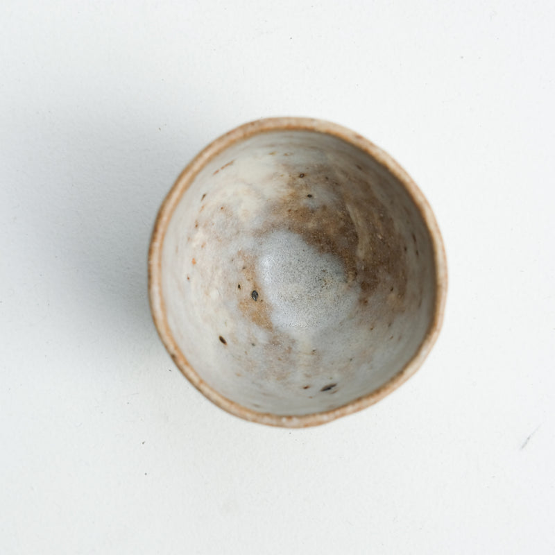 Tasse en grès recolté 60ml - beige blanc de Nathalie Reocreux chez Brutal Ceramics