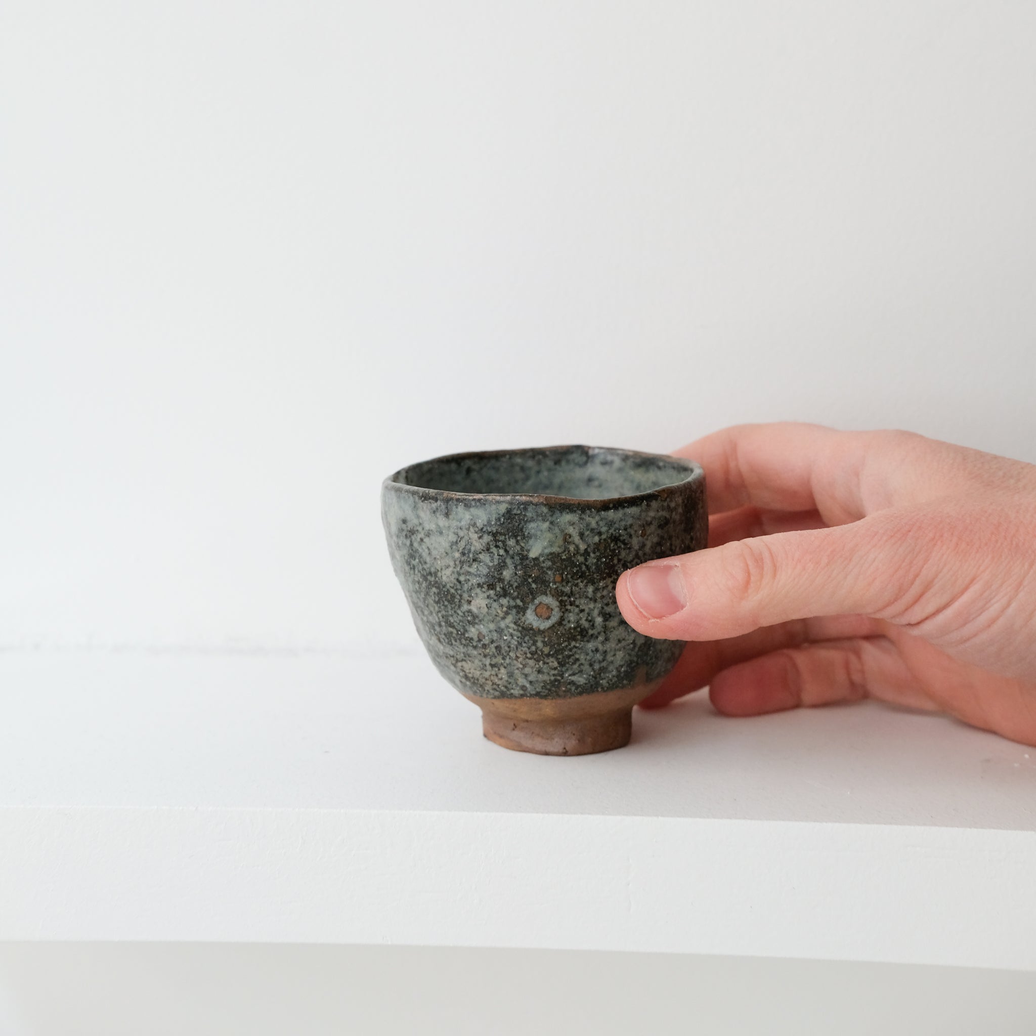 Tasse en grès recolté 90ml - bleu de Nathalie Reocreux chez Brutal Ceramics