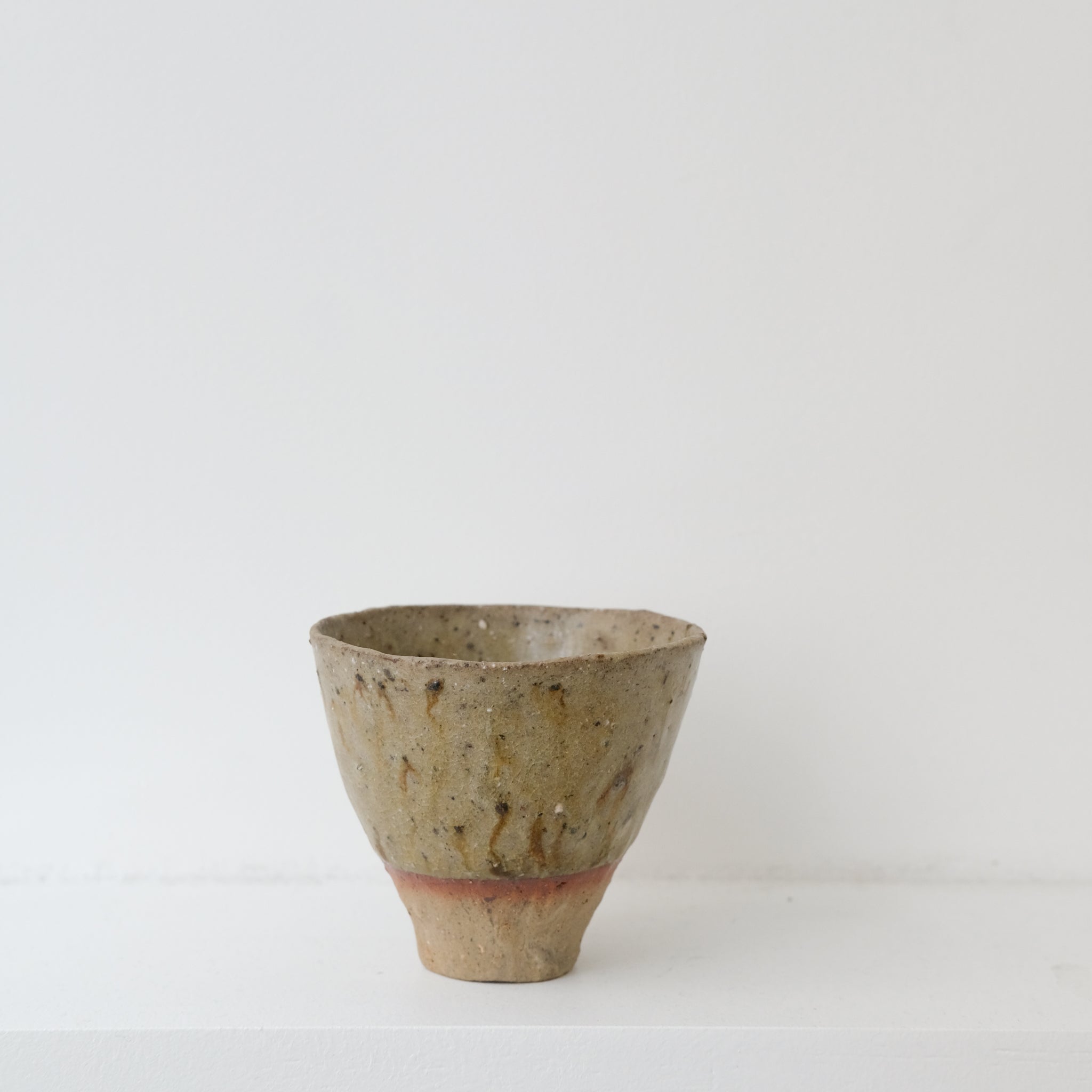 Tasse en grès recolté 100ml - beige vert de Nathalie Reocreux chez Brutal Ceramics