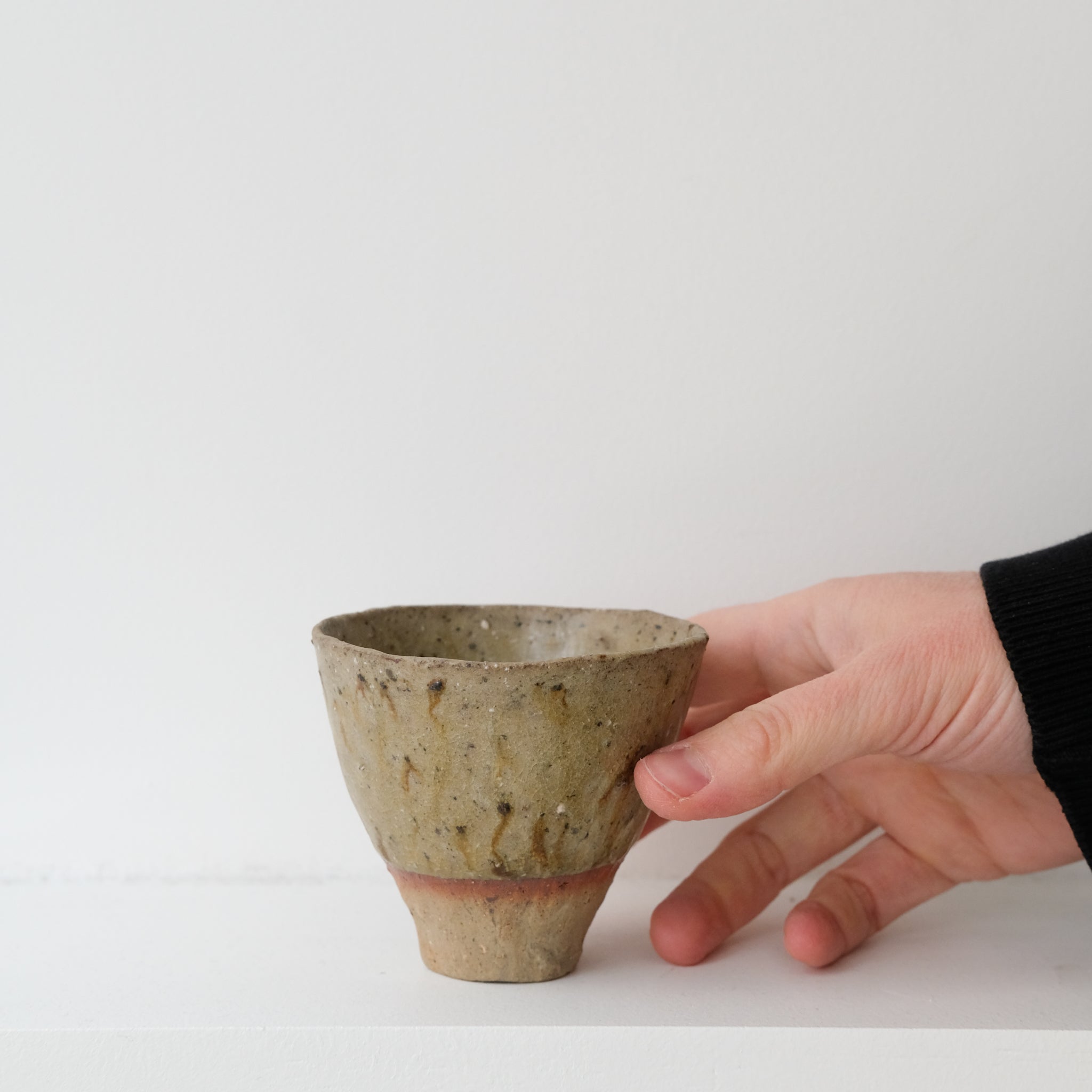 Tasse en grès recolté 100ml - beige vert de Nathalie Reocreux chez Brutal Ceramics
