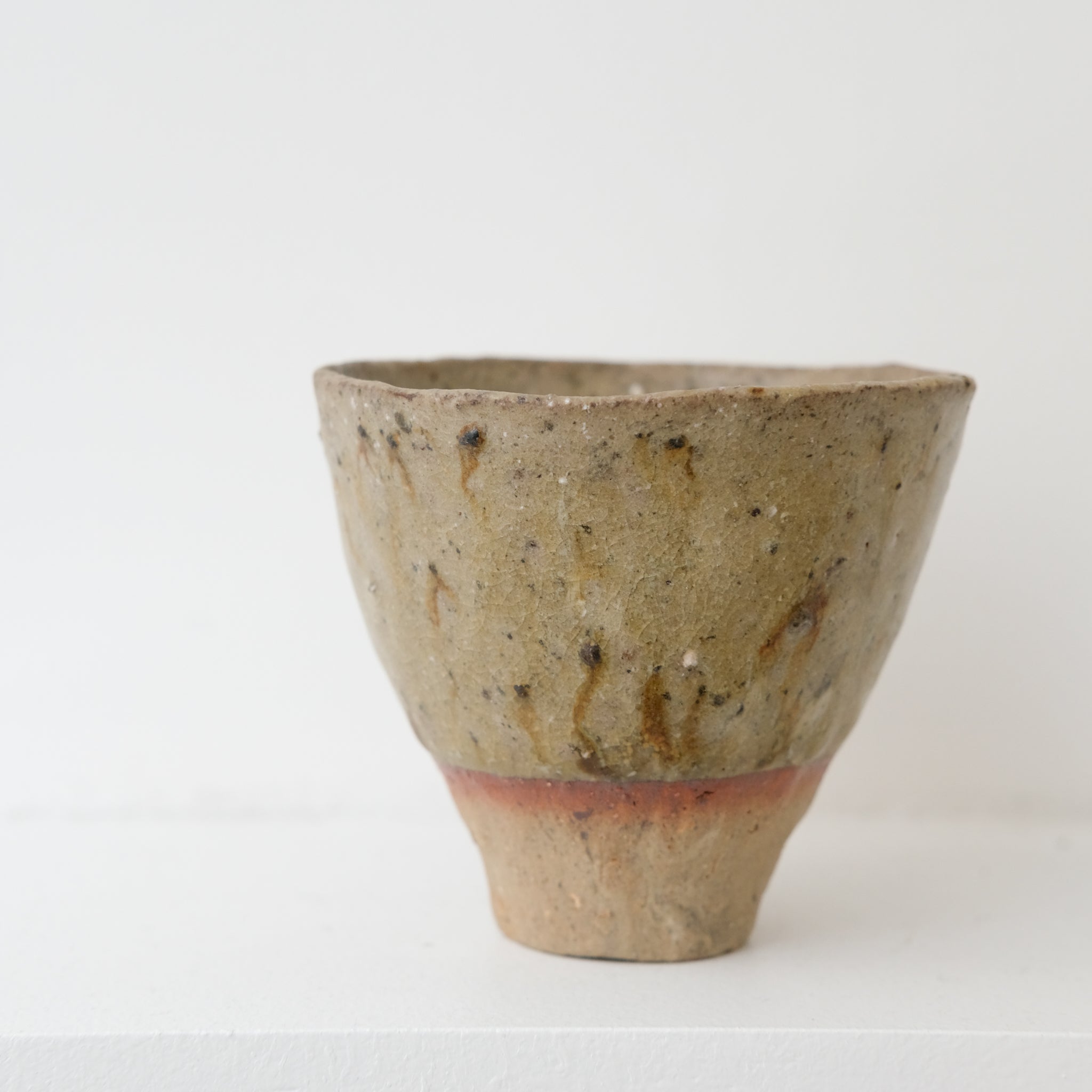Tasse en grès recolté 100ml - beige vert de Nathalie Reocreux chez Brutal Ceramics