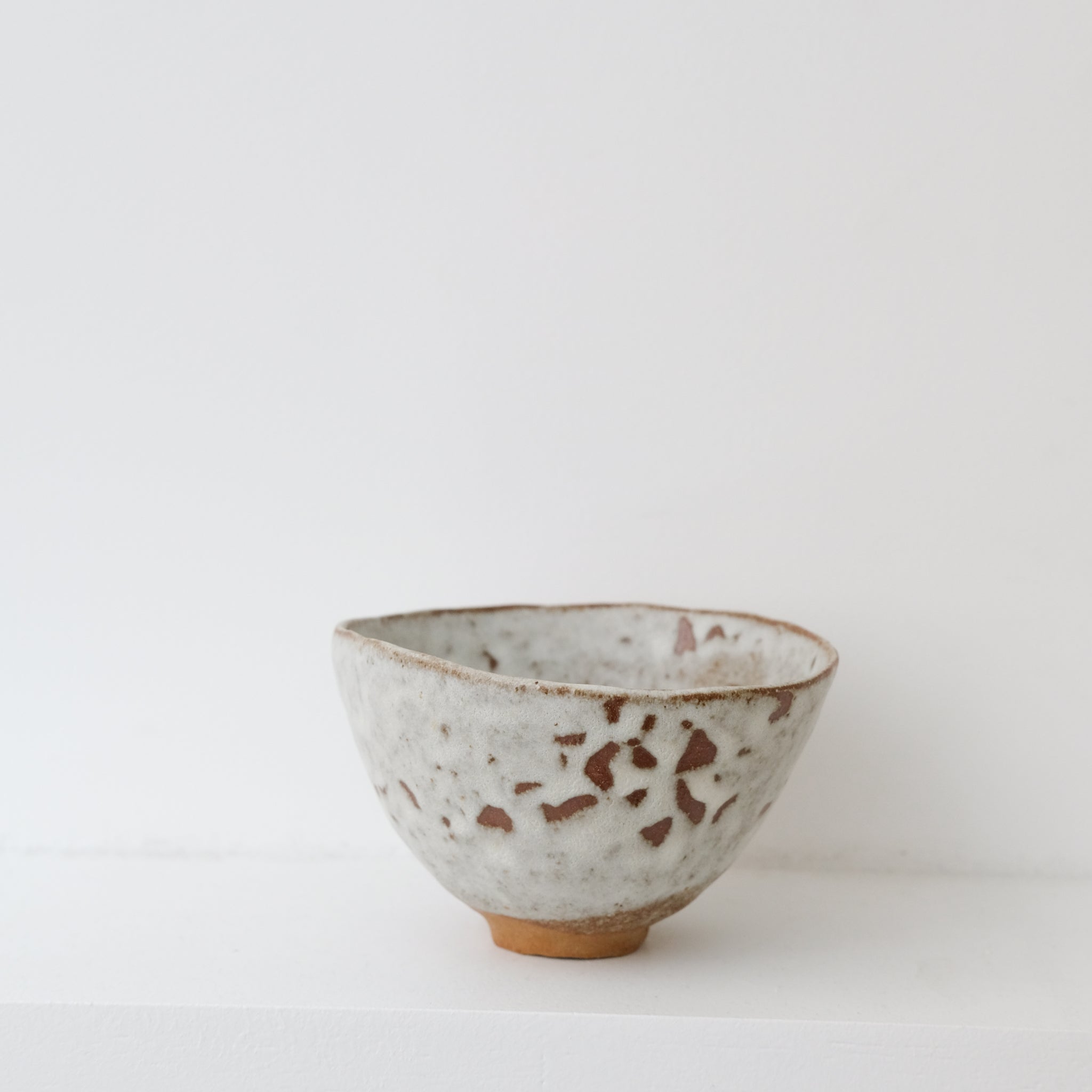 Bol en grès brun D11,5cm - blanc mat de Nathalie Reocreux  chez Brutal Ceramics