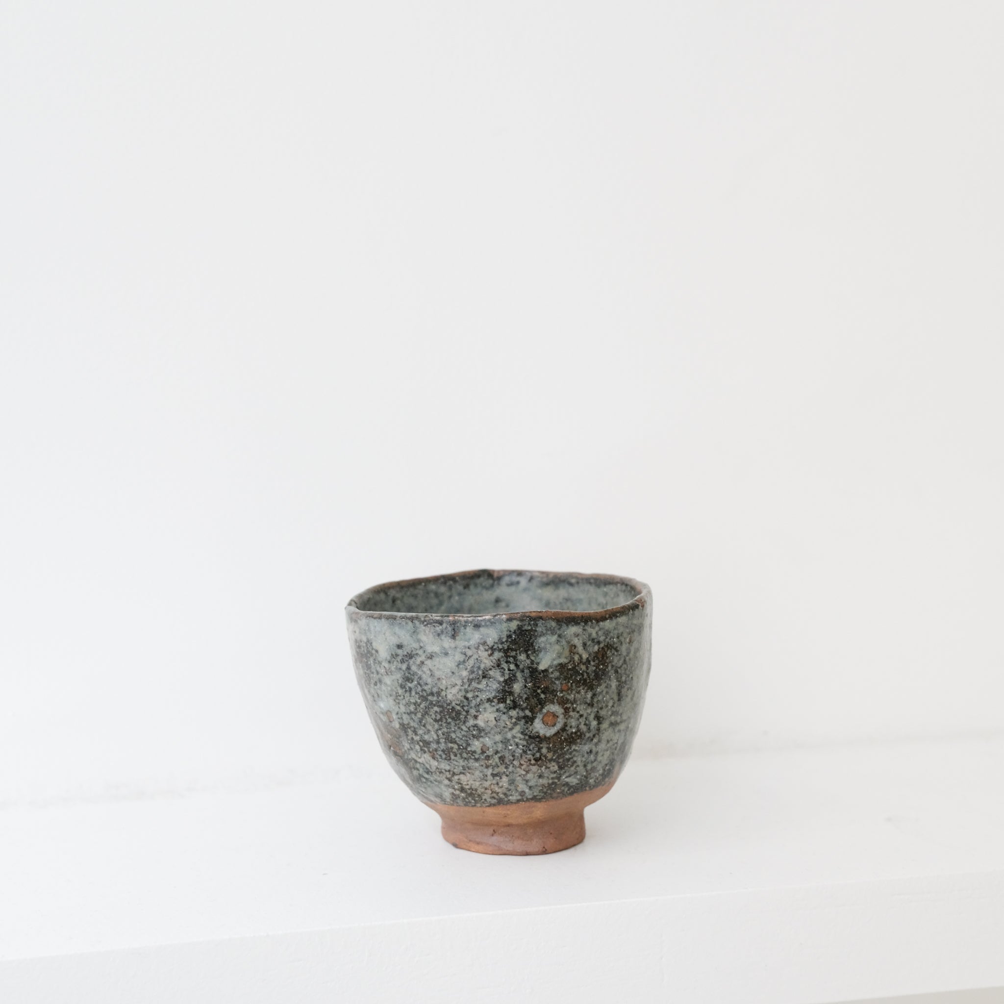 Tasse en grès recolté 90ml - bleu de Nathalie Reocreux chez Brutal Ceramics