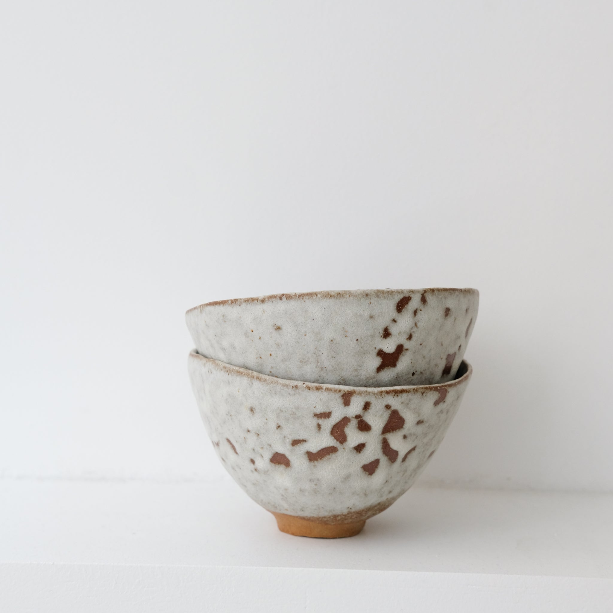 Bol en grès brun D11,5cm - blanc mat de Nathalie Reocreux  chez Brutal Ceramics