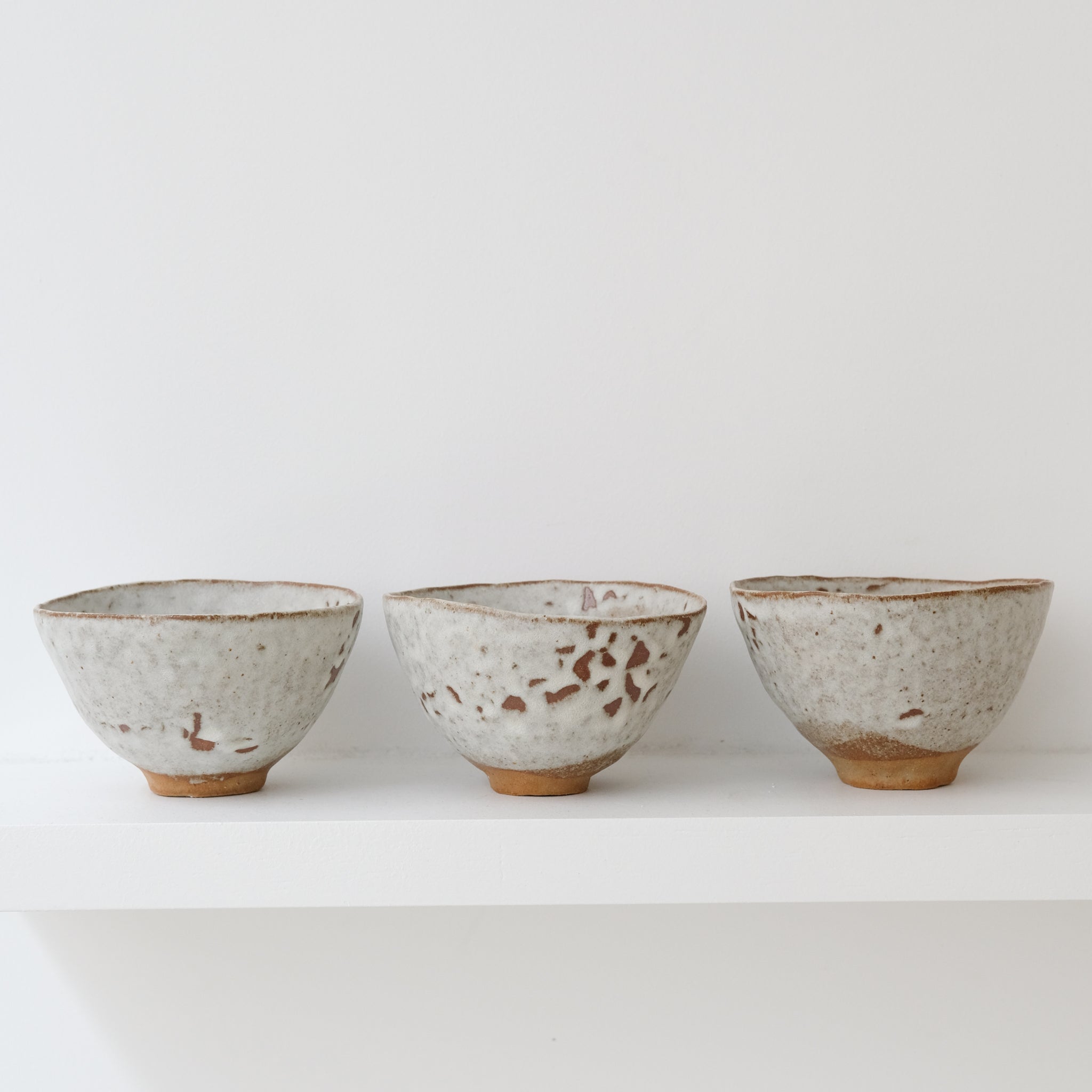 Bol en grès brun D11,5cm - blanc mat de Nathalie Reocreux  chez Brutal Ceramics