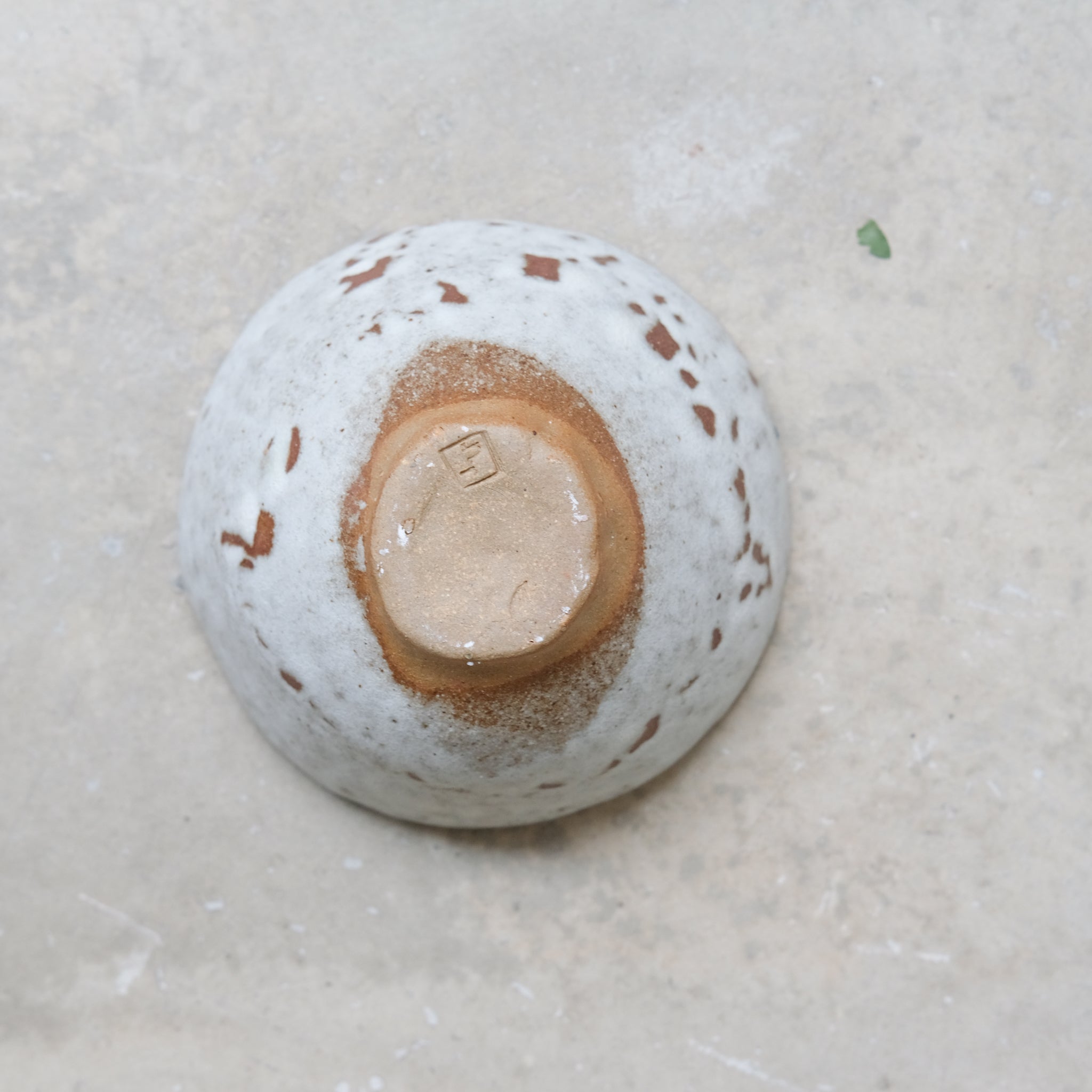 Bol en grès brun D11,5cm - blanc mat de Nathalie Reocreux  chez Brutal Ceramics