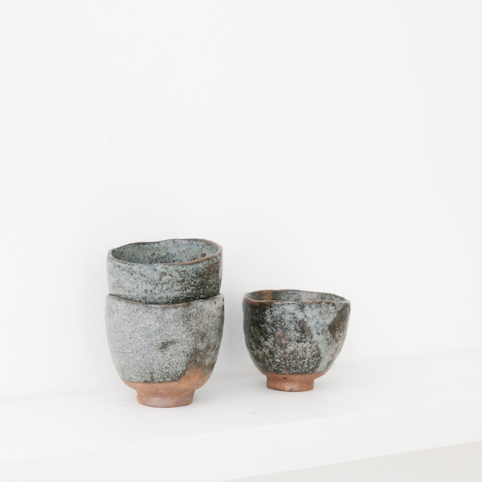 Tasse en grès recolté 90ml - bleu de Nathalie Reocreux chez Brutal Ceramics