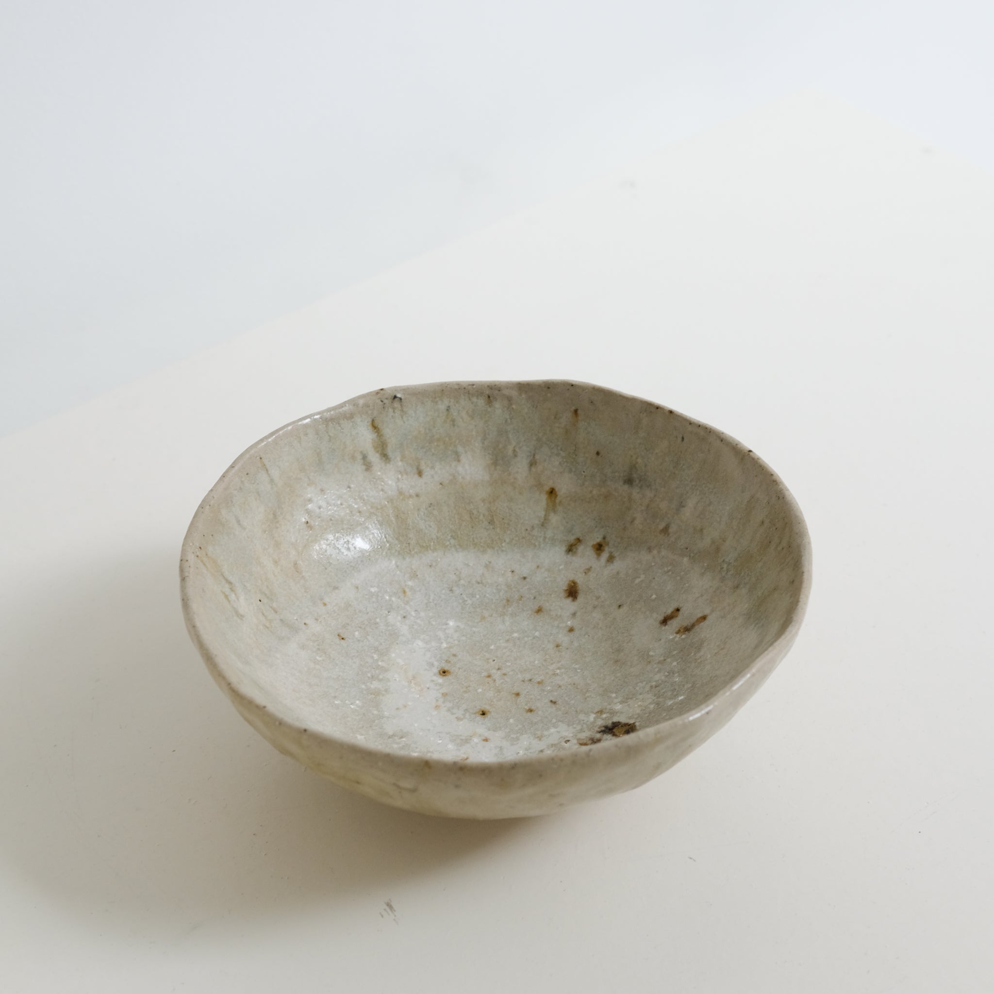 Assiette creuse grès récolté D16,5cm - blanc de Nathalie Reocreux chez Brutal Ceramics