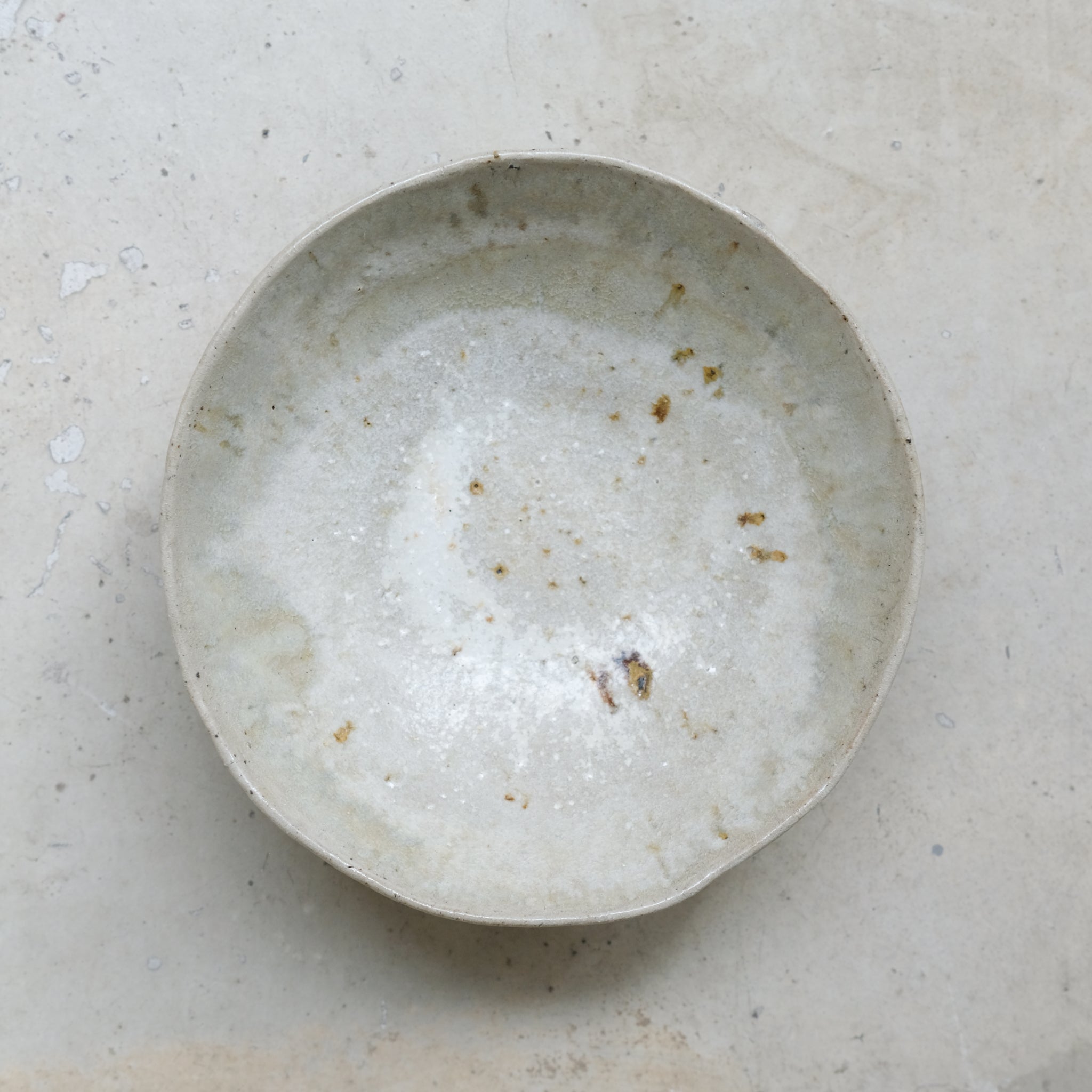 Assiette creuse grès récolté D16,5cm - blanc de Nathalie Reocreux chez Brutal Ceramics