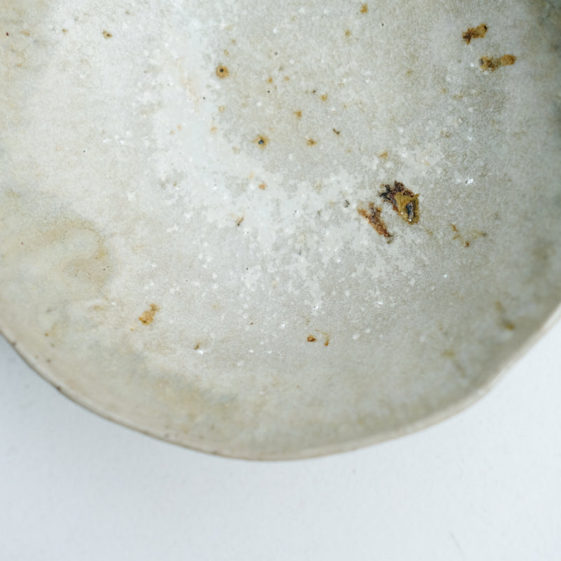 Assiette creuse grès récolté D16,5cm - blanc de Nathalie Reocreux chez Brutal Ceramics