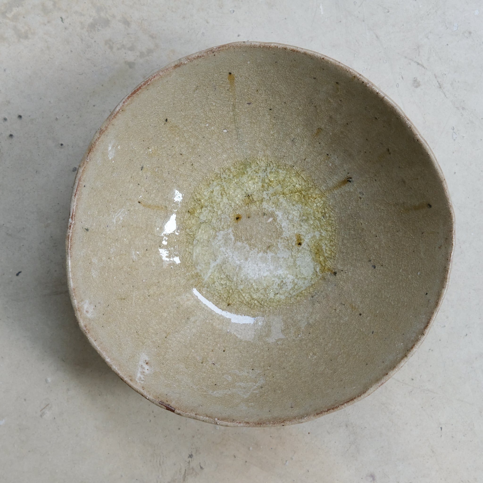 Saladier grès récolté D23,5cm - vert de Nathalie Reocreux chez Brutal Ceramics