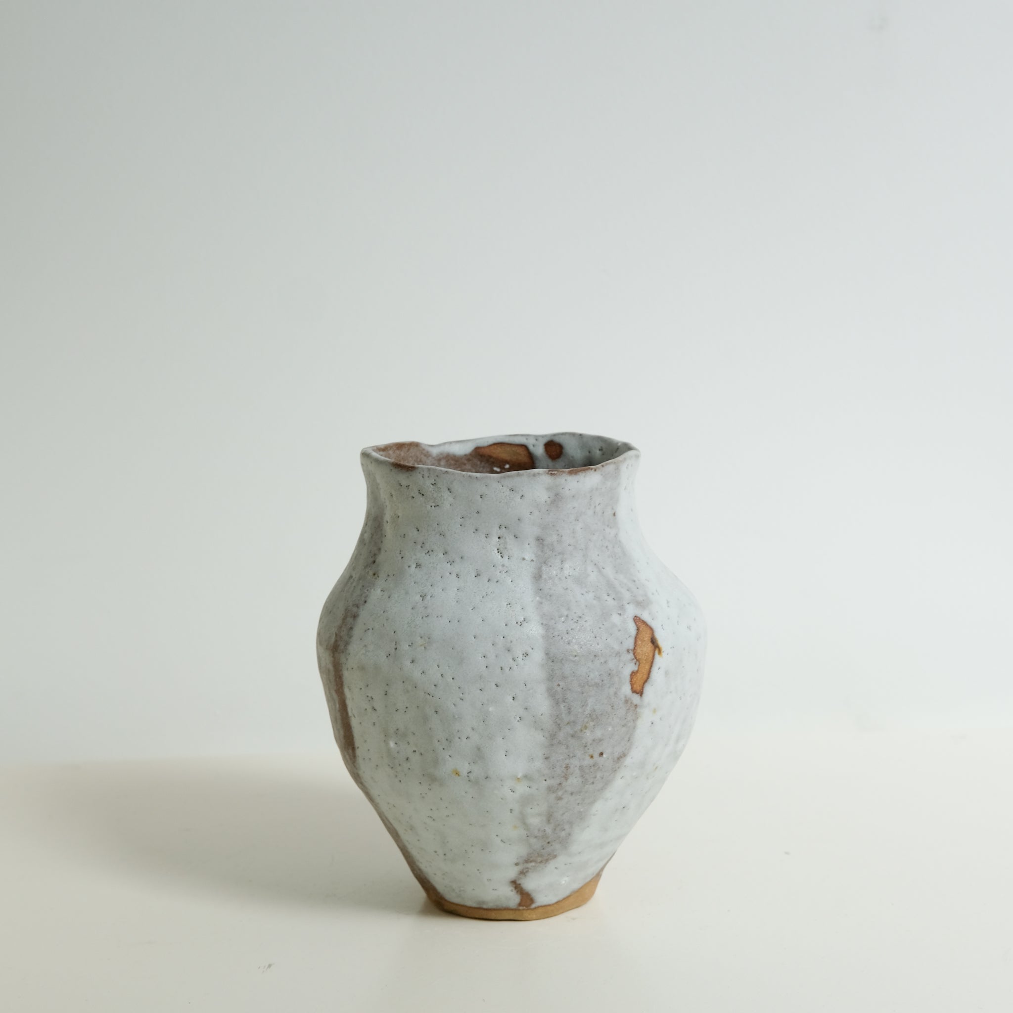 Brown sandstone vase H17cm - white by Nathalie Reocreux at Brutal ...