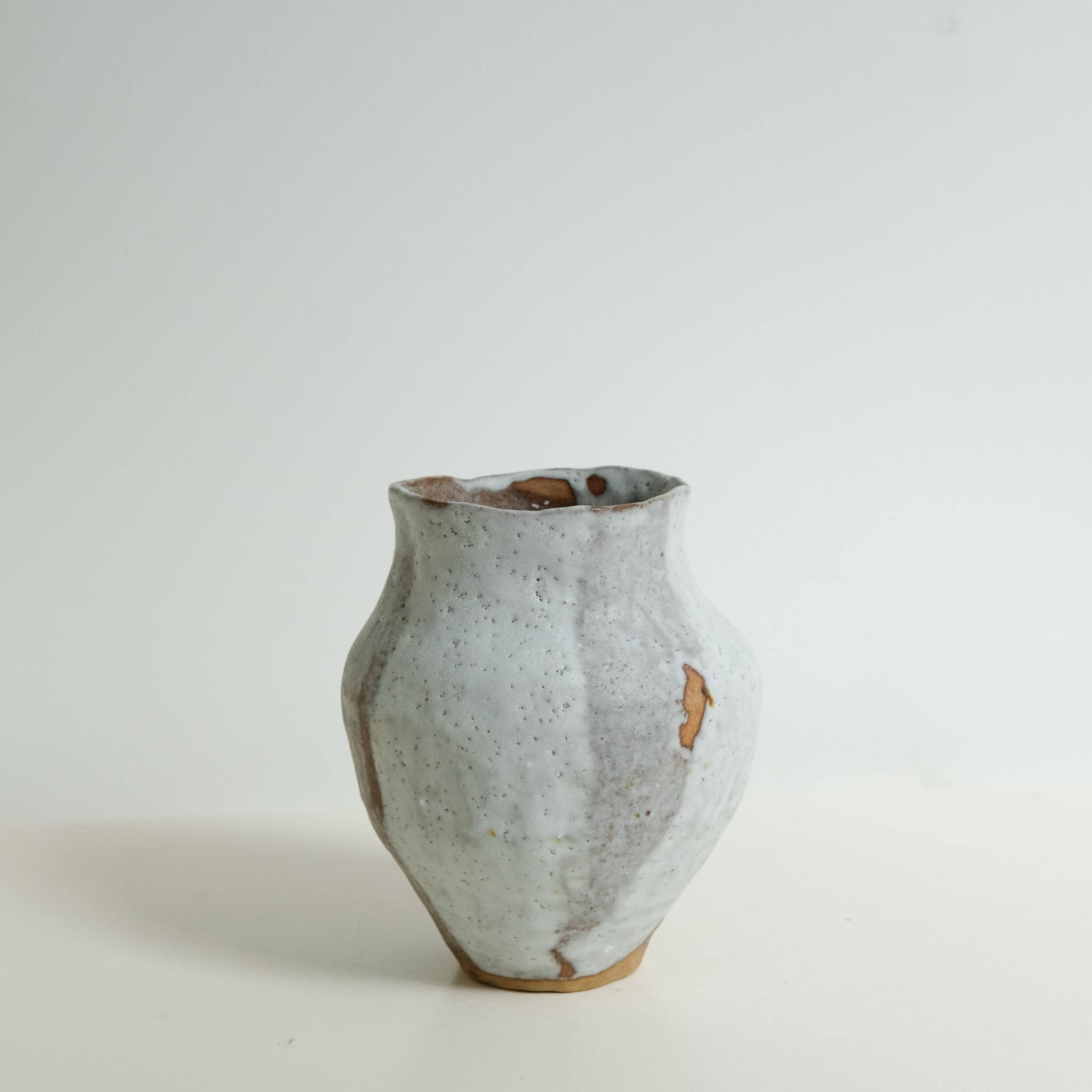Vase en grès brun H17cm - blanc de Nathalie Reocreux chez Brutal Ceramics