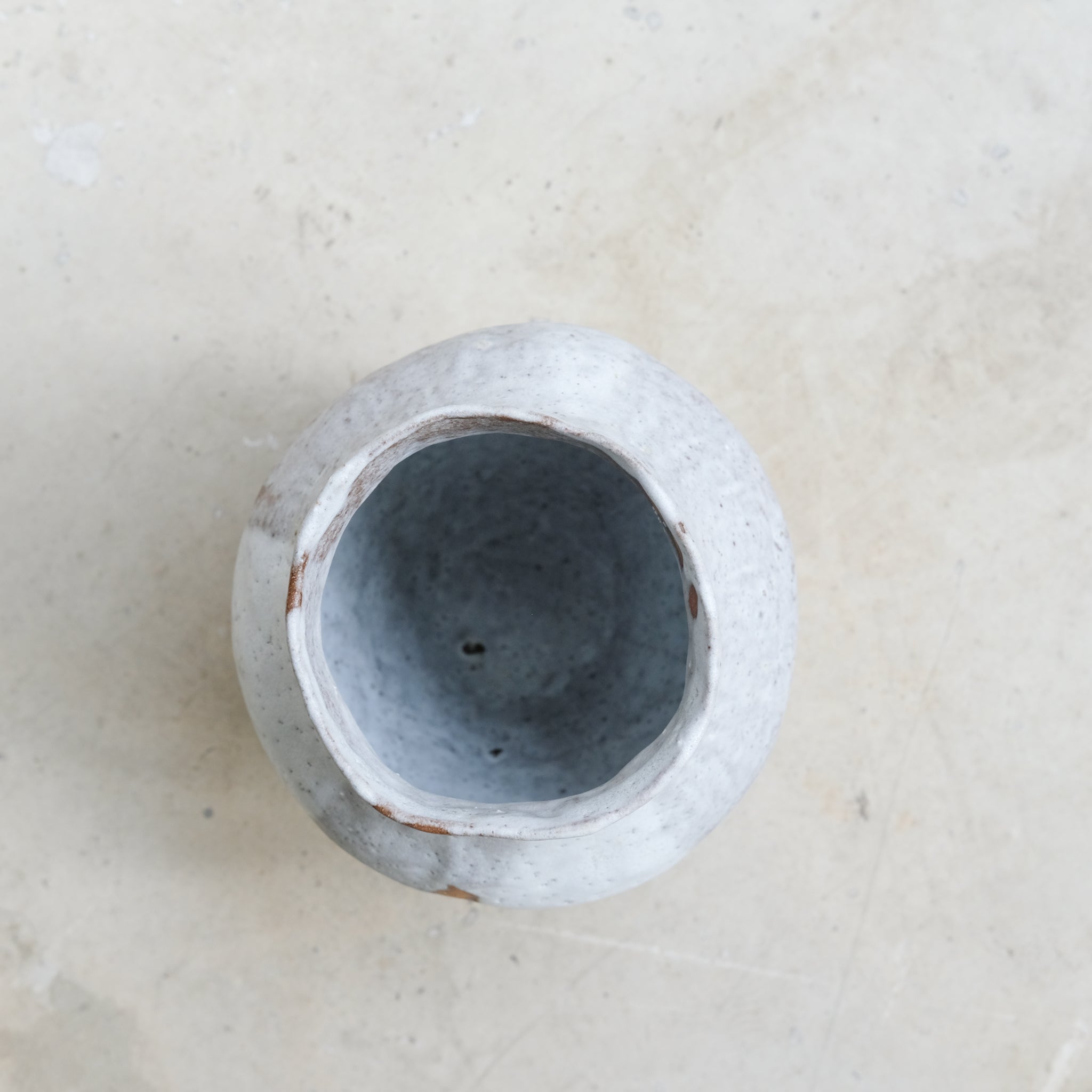 Vase en grès brun H17cm - blanc de Nathalie Reocreux chez Brutal Ceramics