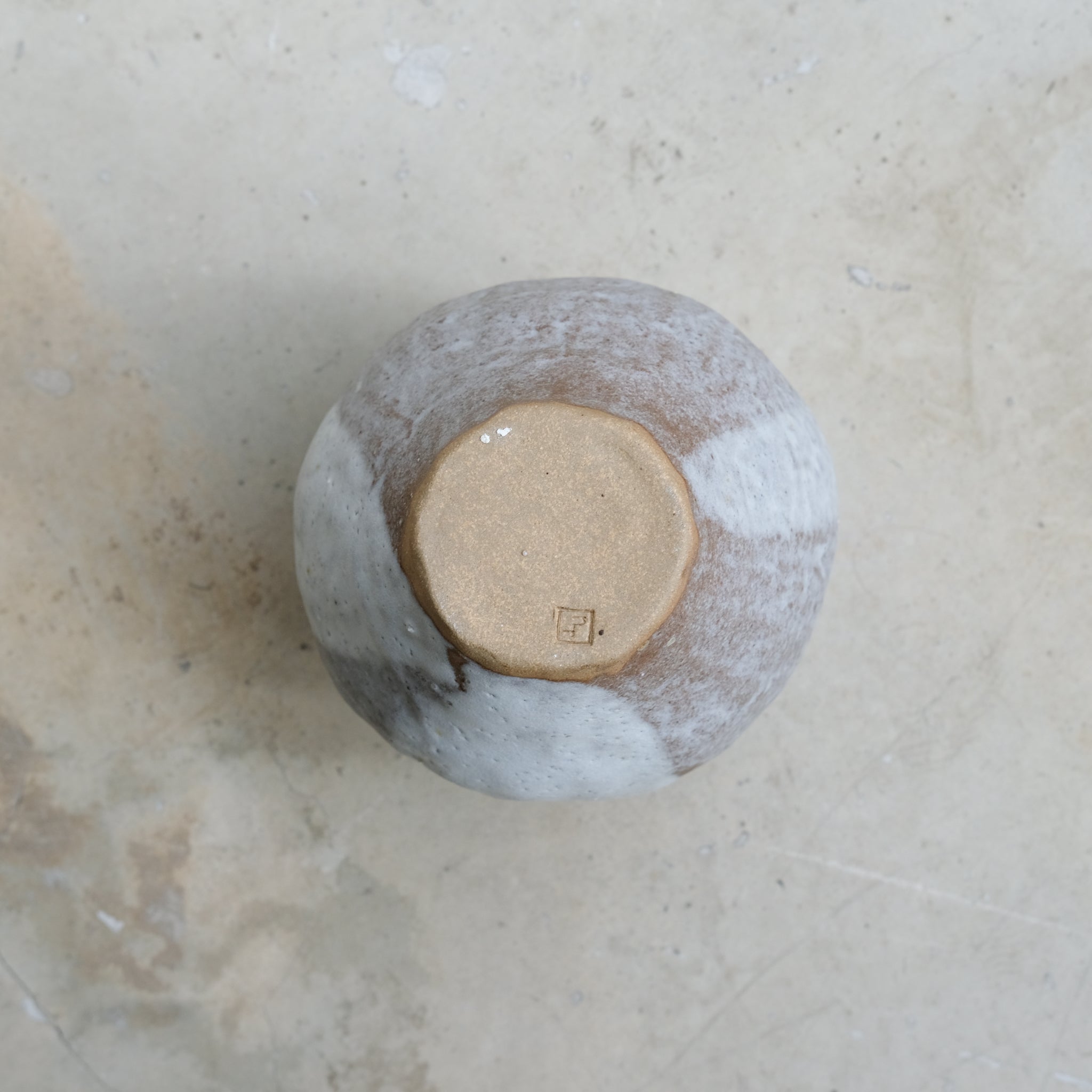 Vase en grès brun H17cm - blanc de Nathalie Reocreux chez Brutal Ceramics