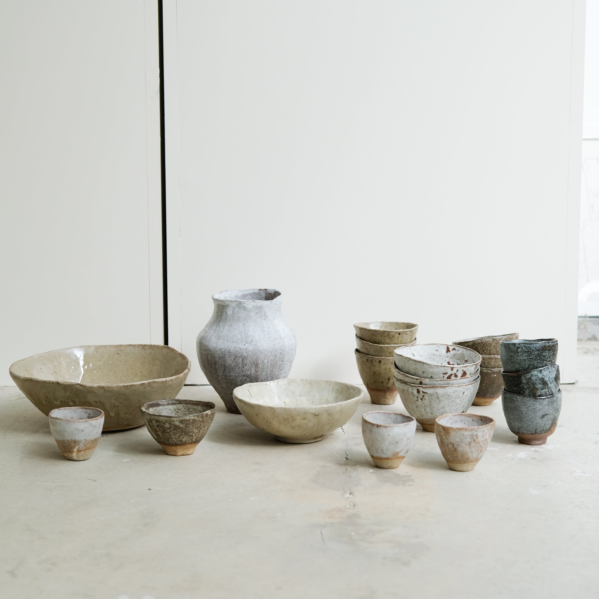 Tasse en grès recolté 100ml - beige vert de Nathalie Reocreux chez Brutal Ceramics