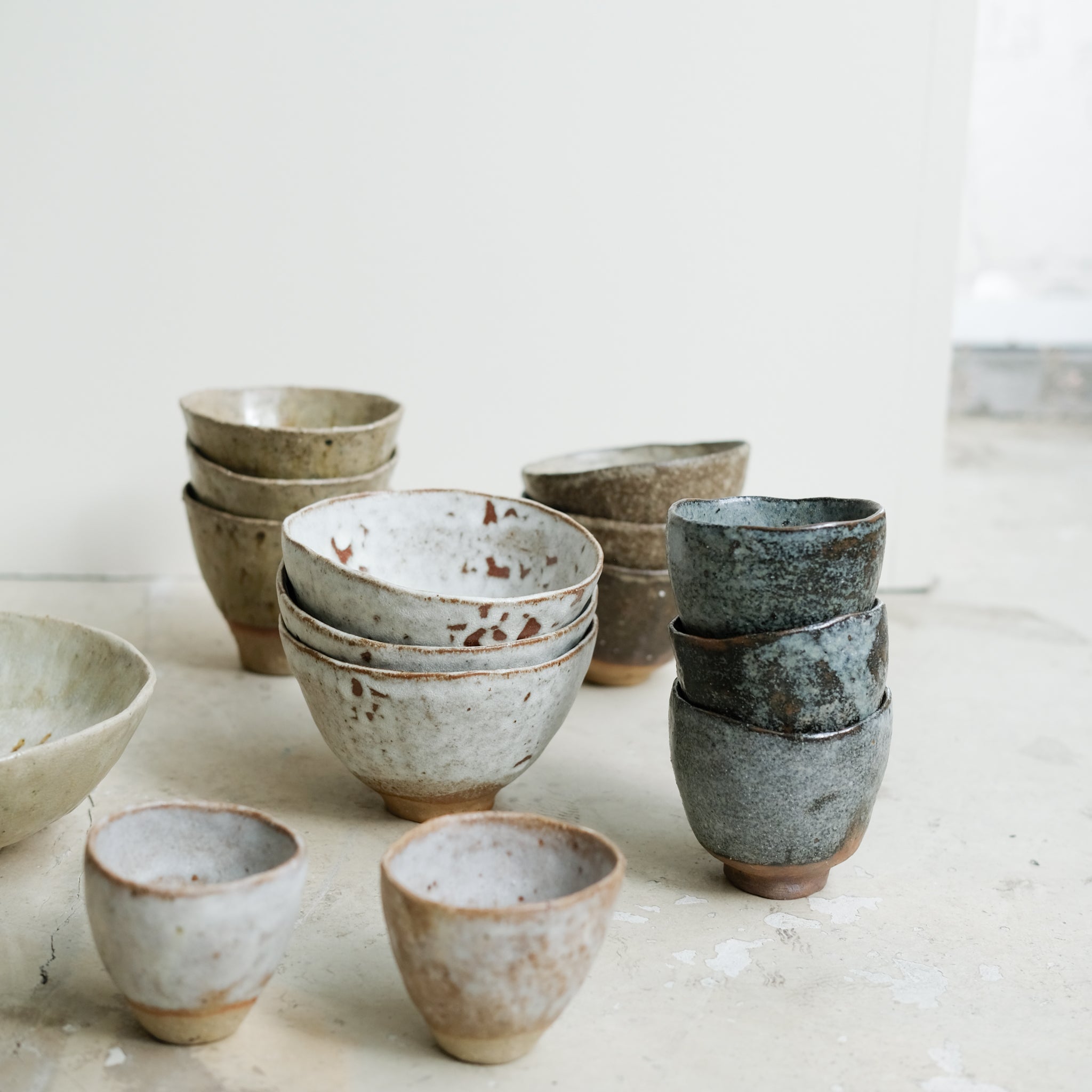 Tasse en grès recolté 90ml - bleu de Nathalie Reocreux chez Brutal Ceramics