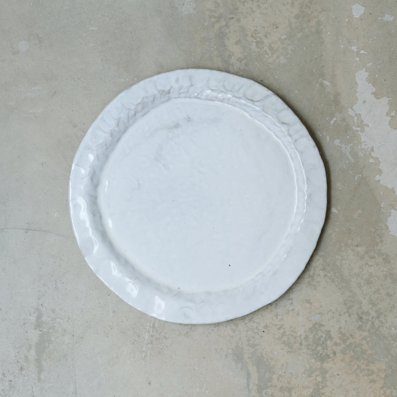 Assiette en grès blanc D28,5cm - Blanc satiné d'Estudio Vernis chez Brutal Ceramics