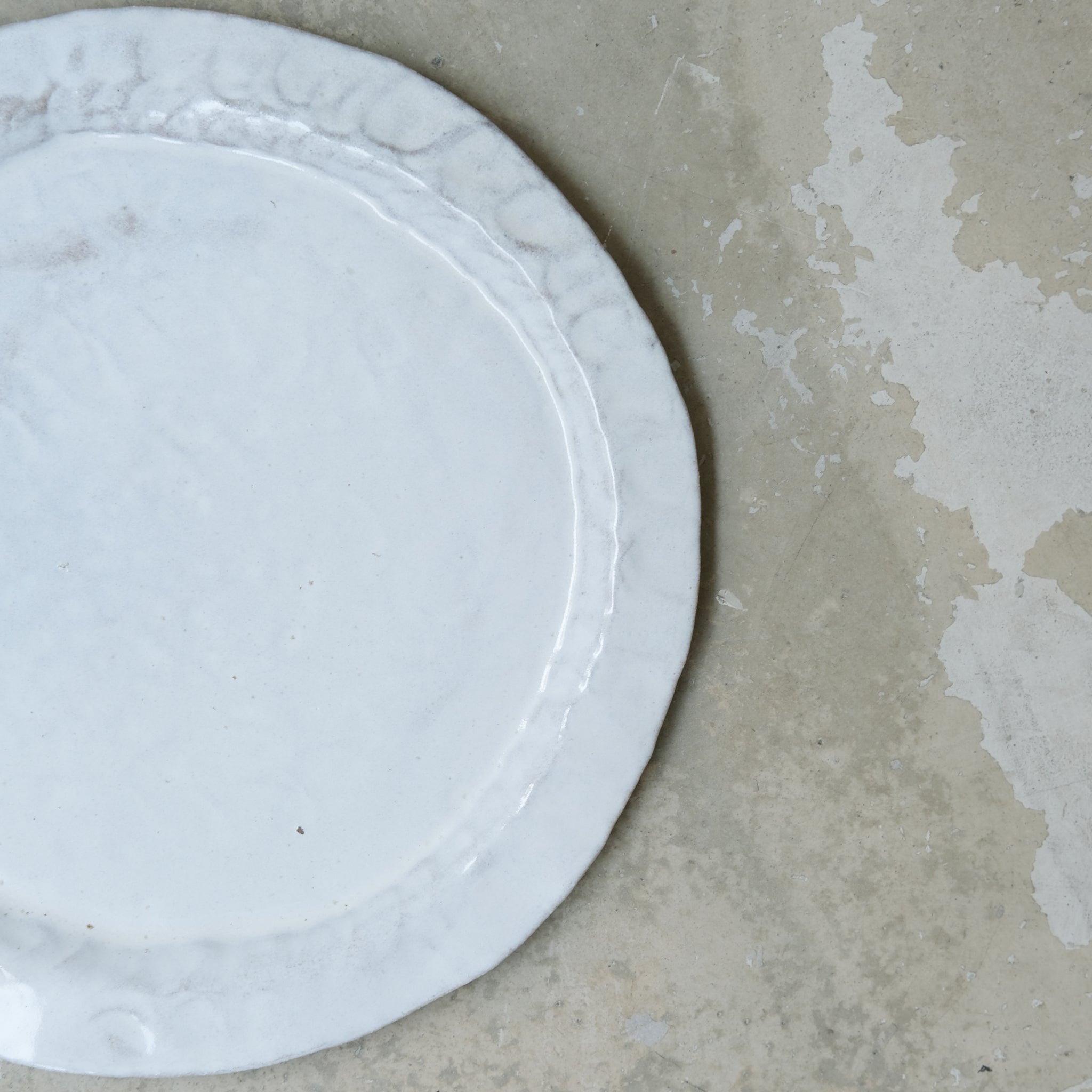 Assiette en grès blanc D28,5cm - Blanc satiné d'Estudio Vernis chez Brutal Ceramics