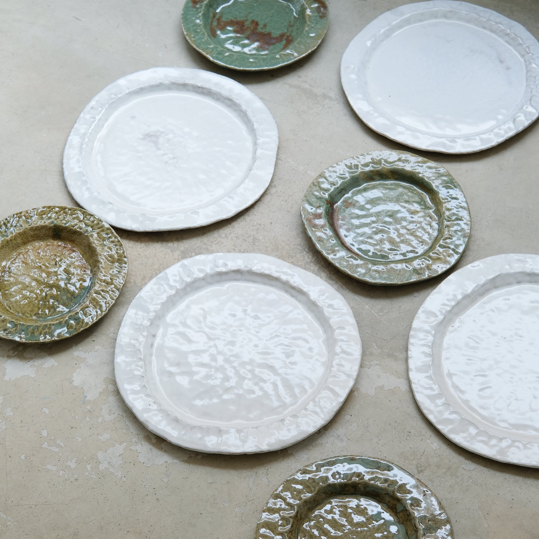 Assiette en grès blanc D28,5cm - Blanc satiné d'Estudio Vernis chez Brutal Ceramics