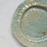 Assiette en grès blanc D21cm - vert satiné d'Estudio Vernis chez Brutal Ceramics