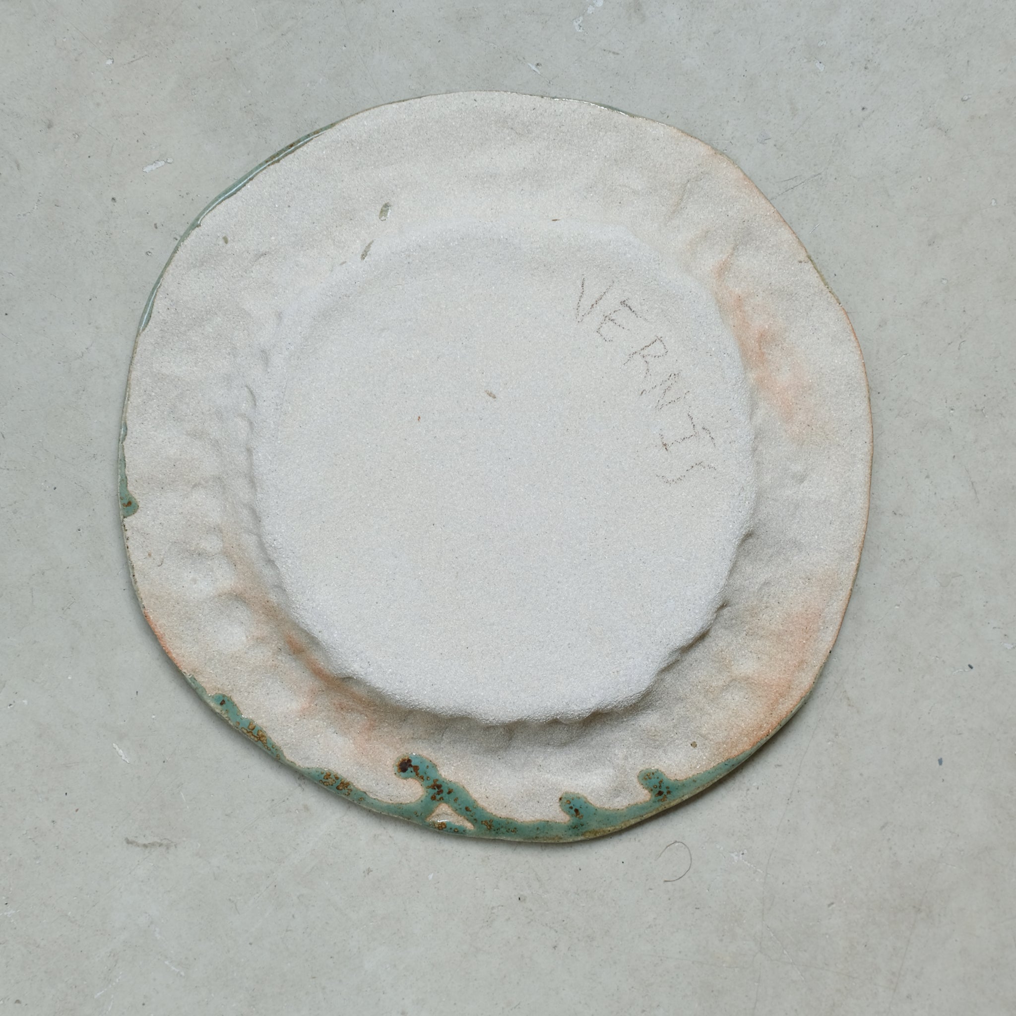 Assiette en grès blanc D21cm - vert satiné d'Estudio Vernis chez Brutal Ceramics