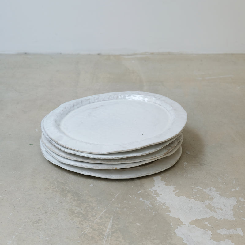 Assiette en grès blanc D28,5cm - Blanc satiné d'Estudio Vernis chez Brutal Ceramics