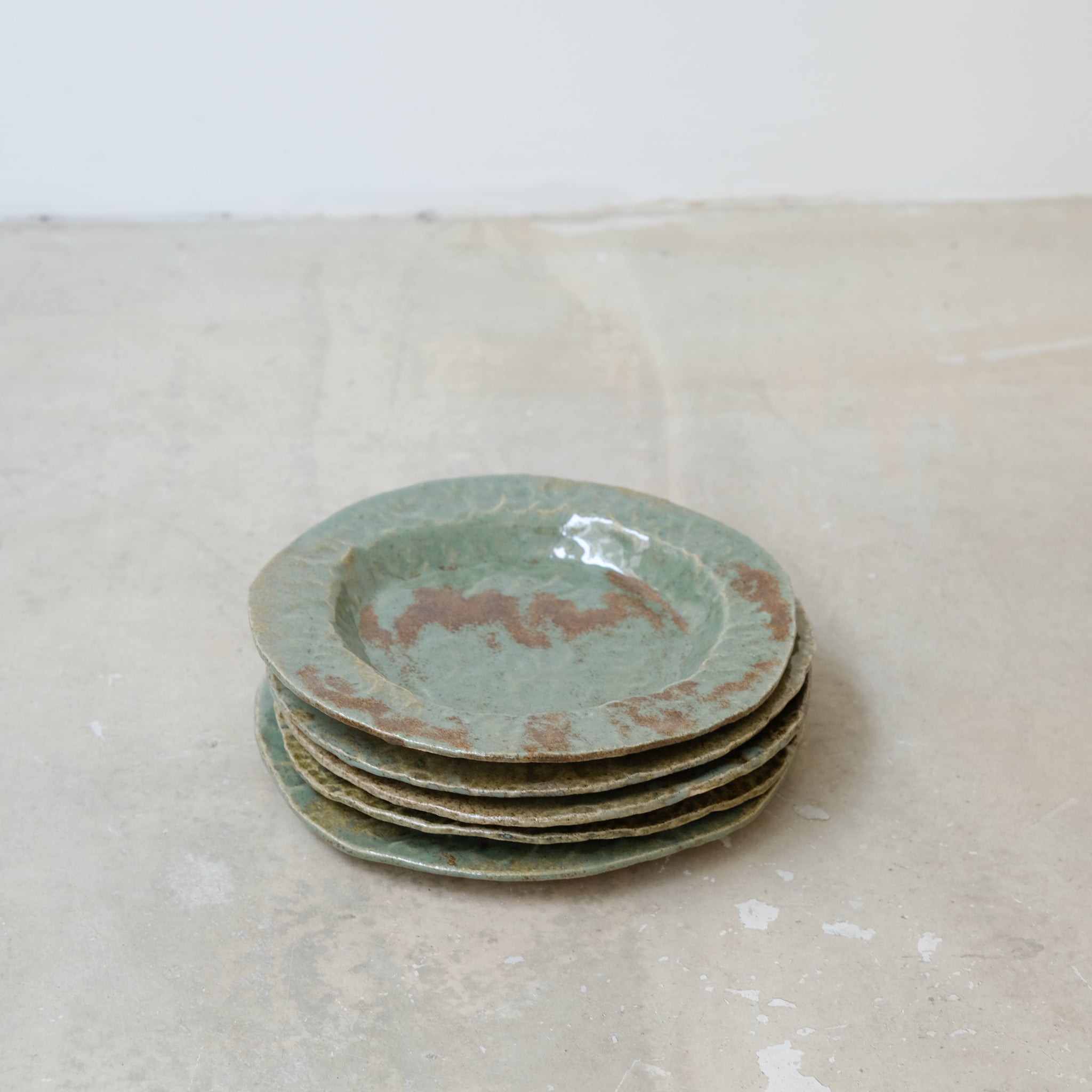 Assiette en grès blanc D21cm - vert satiné d'Estudio Vernis chez Brutal Ceramics